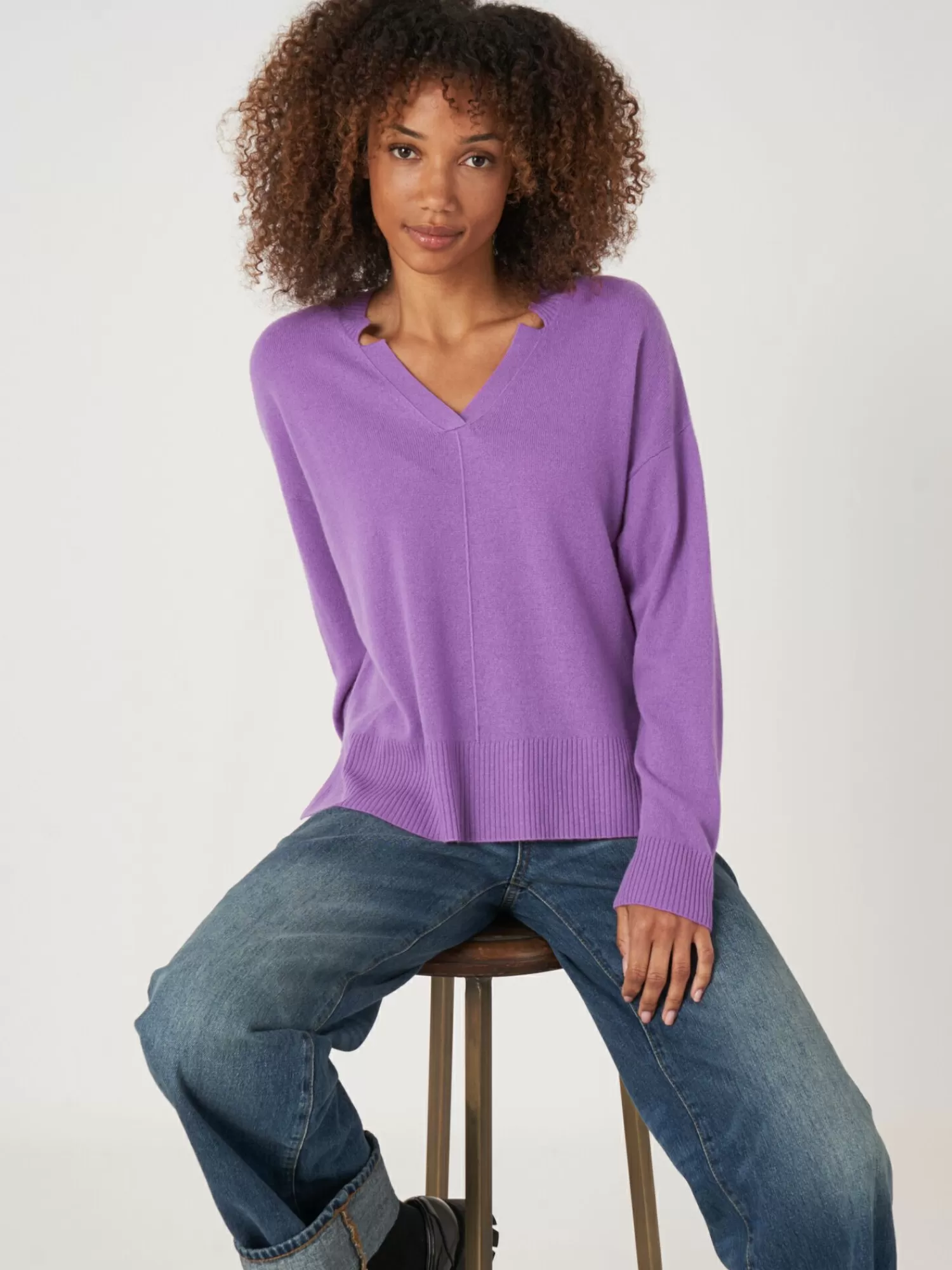 Découvrez le Pull Femme en Cachemire Biologique – Col V Élégant et Fentes Latérales pour un Confort Ultime