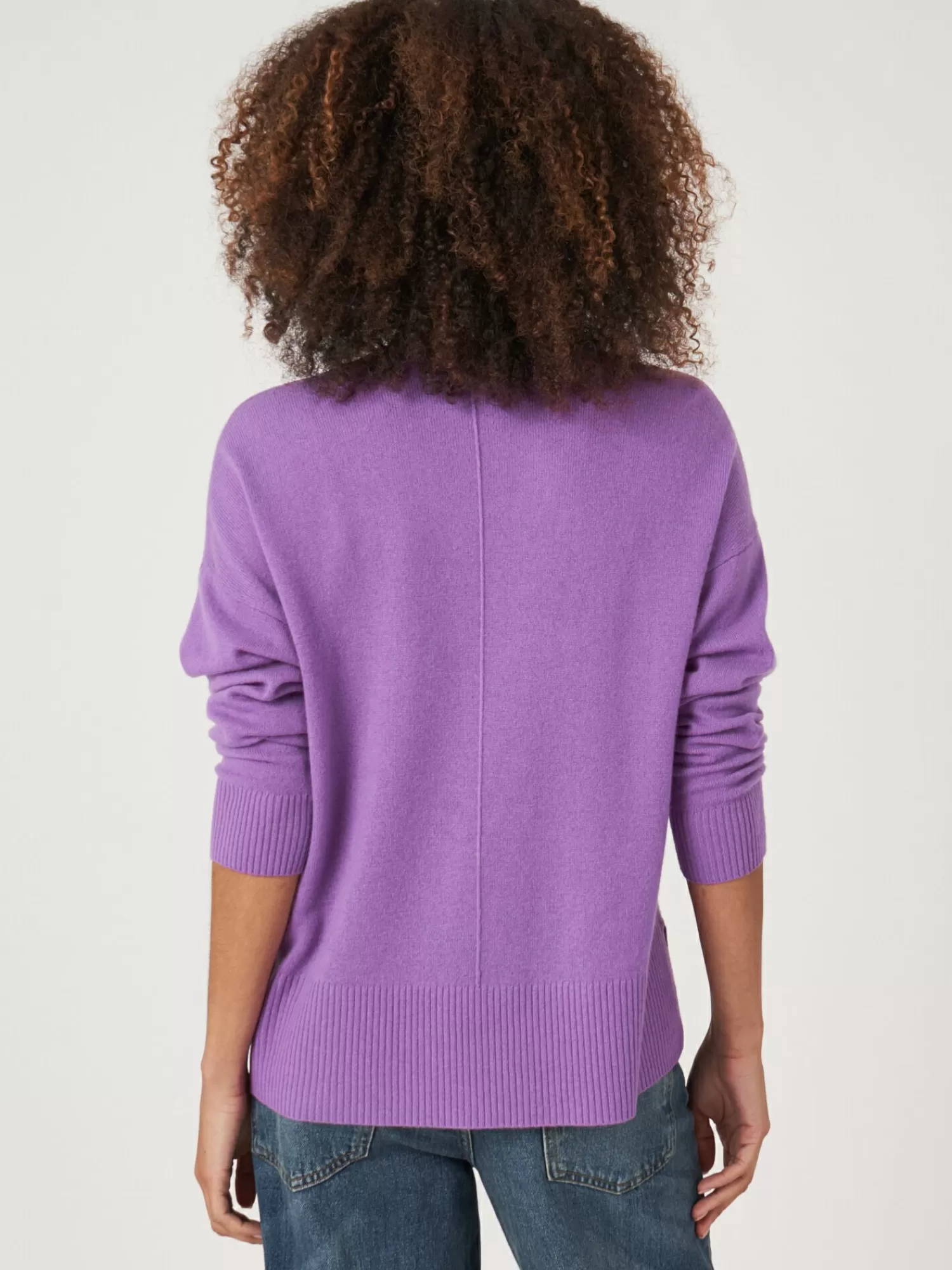 Découvrez le Pull Femme en Cachemire Biologique – Col V Élégant et Fentes Latérales pour un Confort Ultime