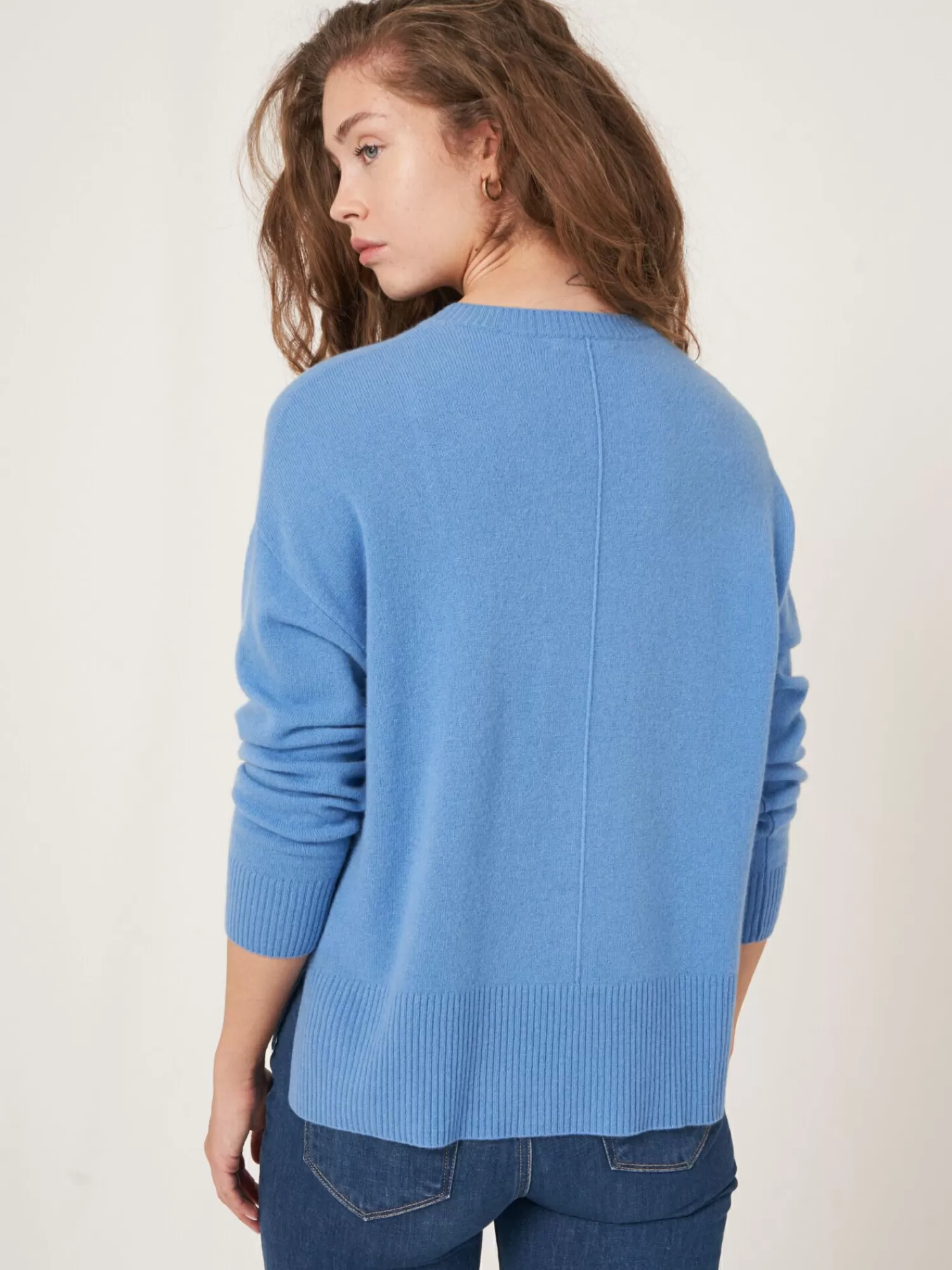 Pull en Cachemire Bio Doux - Encolure en V et fentes latérales pour Femme – Confort Élégant et Intemporel