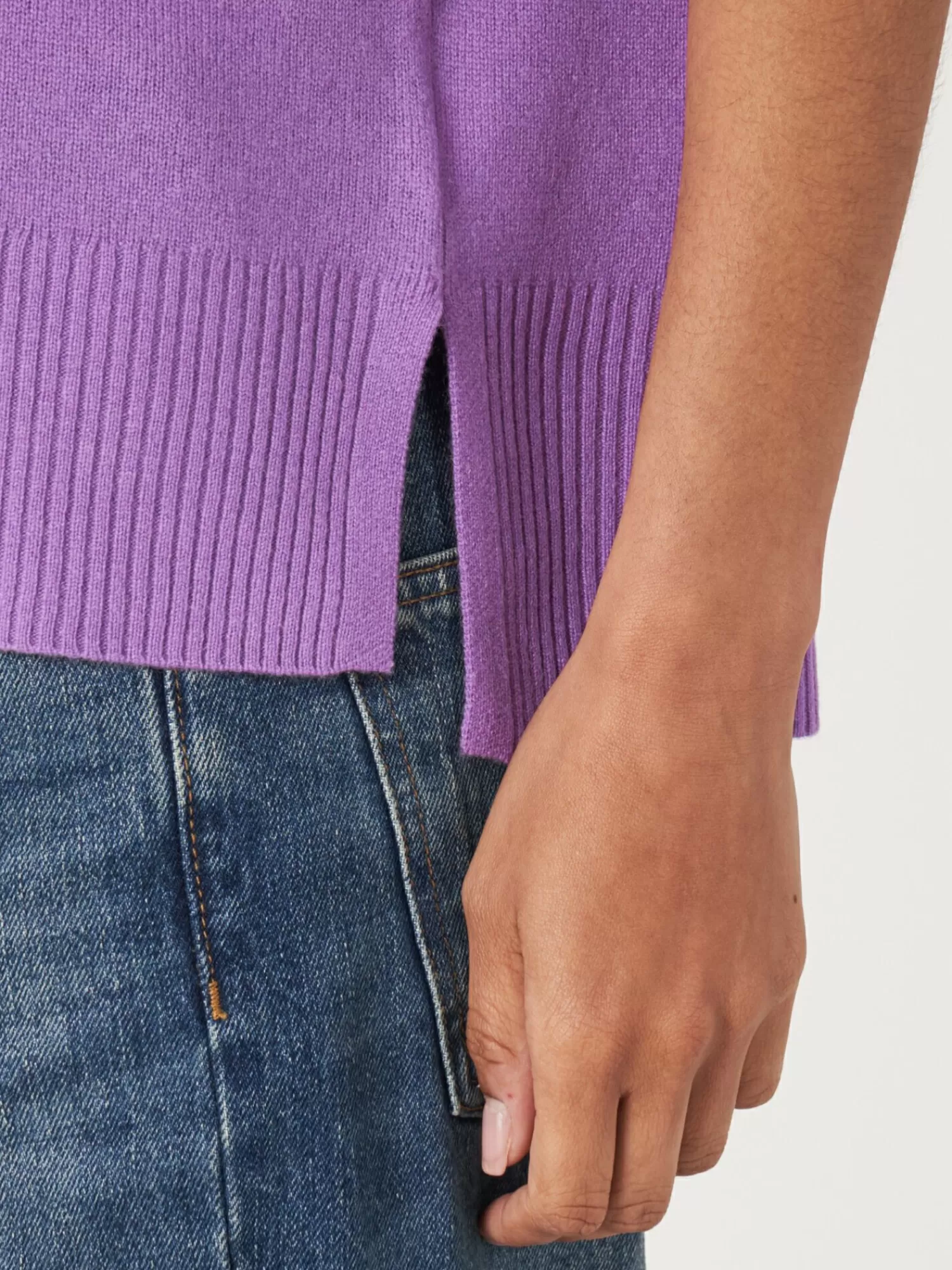 Découvrez le Pull Femme en Cachemire Biologique – Col V Élégant et Fentes Latérales pour un Confort Ultime