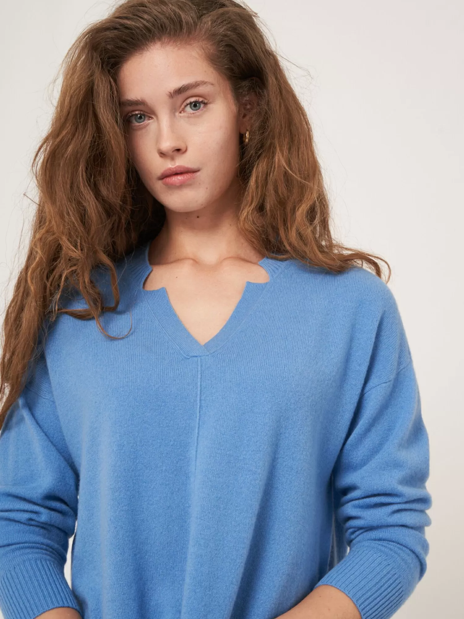 Pull en Cachemire Bio Doux - Encolure en V et fentes latérales pour Femme – Confort Élégant et Intemporel