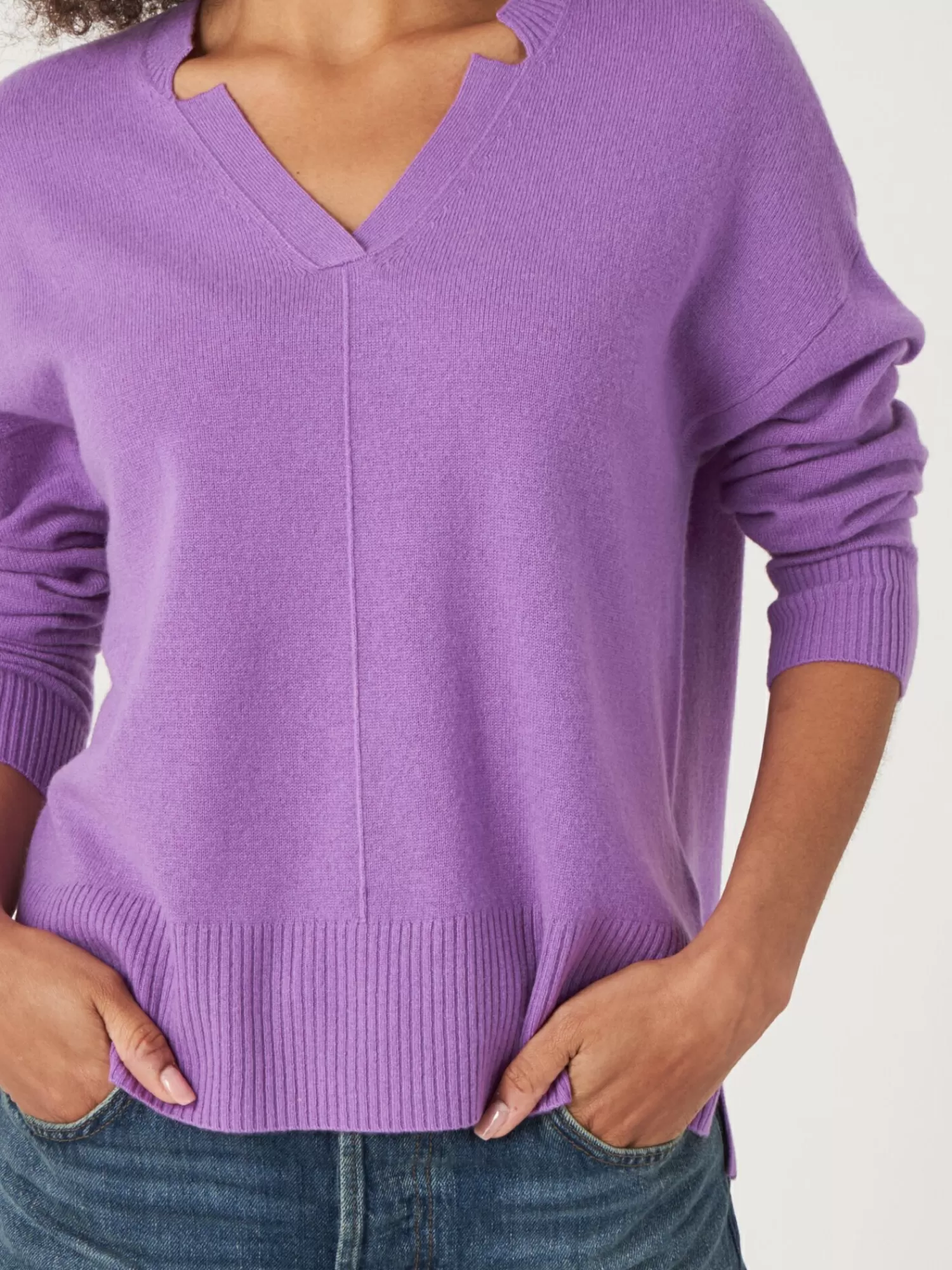 Découvrez le Pull Femme en Cachemire Biologique – Col V Élégant et Fentes Latérales pour un Confort Ultime