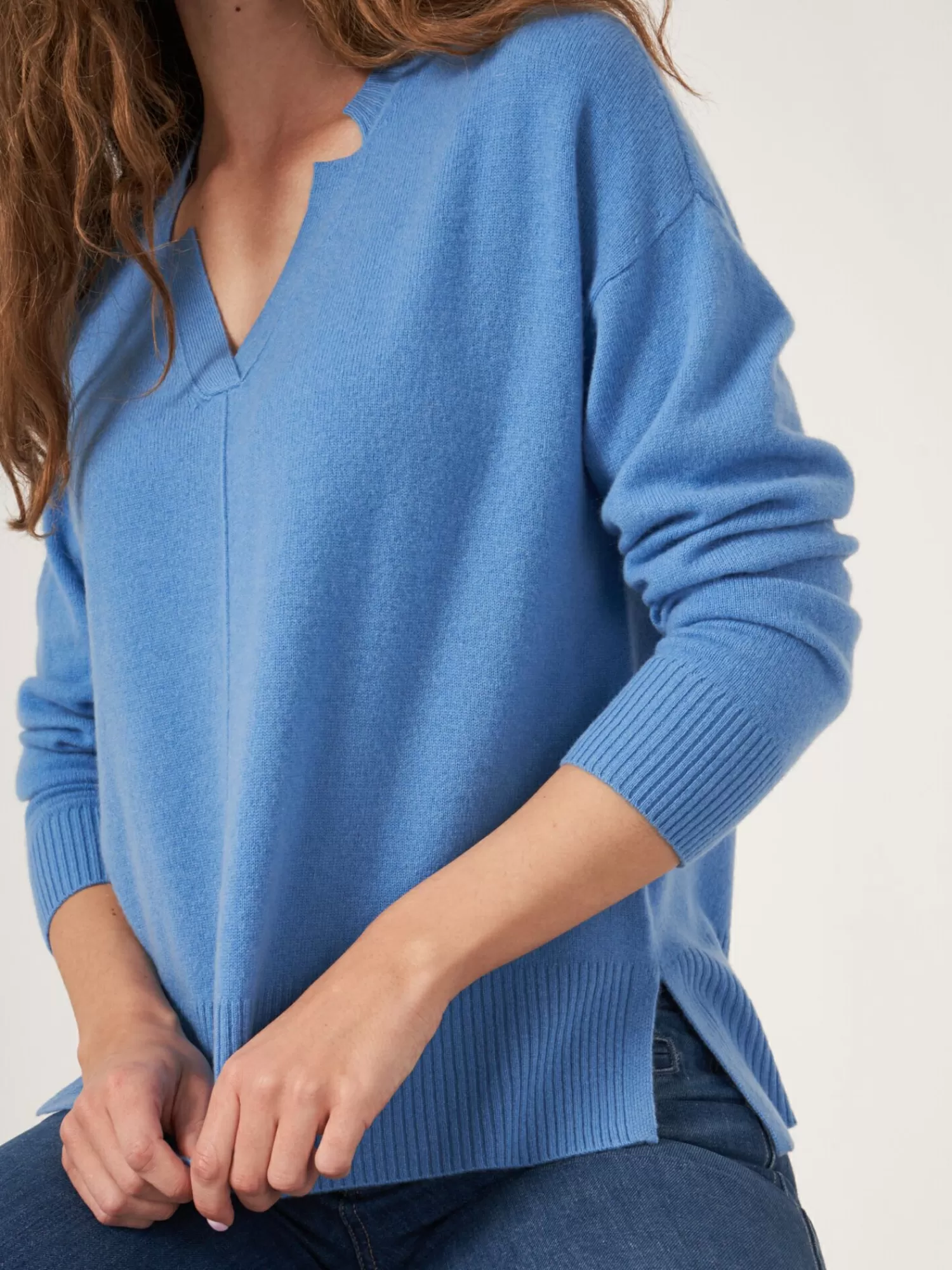 Pull en Cachemire Bio Doux - Encolure en V et fentes latérales pour Femme – Confort Élégant et Intemporel
