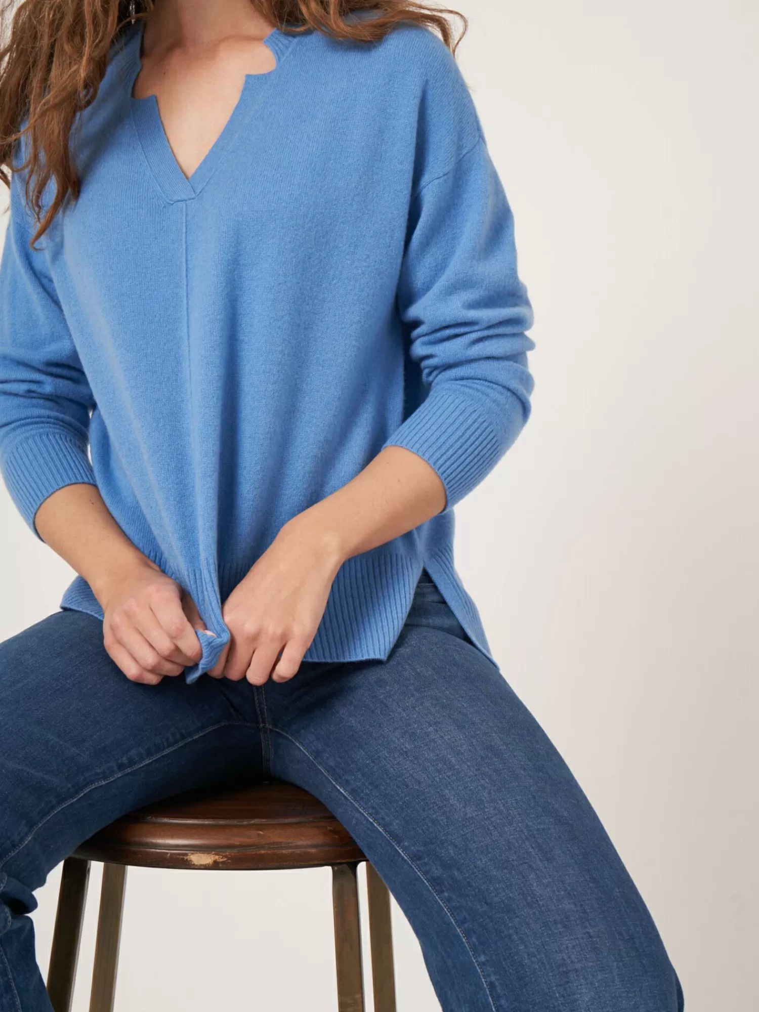 Pull en Cachemire Bio Doux - Encolure en V et fentes latérales pour Femme – Confort Élégant et Intemporel