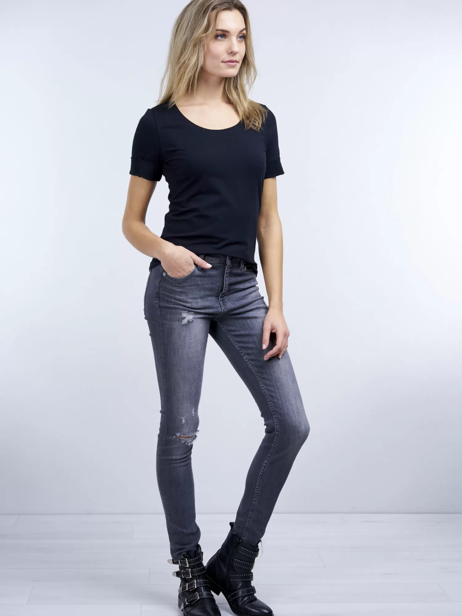 Top T-shirt Femme Manches Courtes Roulées - Haut Décontracté Tendance Été 2024 

T-shirt Coton Léger à Manches Retroussées - Style Urbain Femme Printemps/Été 

Haut Basique Femme à Manches Enveloppantes - T-shirt Confortable Mode Saison Chaude 

T-shirt Femme Col Rond avec Ourlets Roulés - Look Décontracté Style Unique 

Top Manches Courtes Roulées Femme - T-shirt Coton Respirant Détail Mode Urbaine