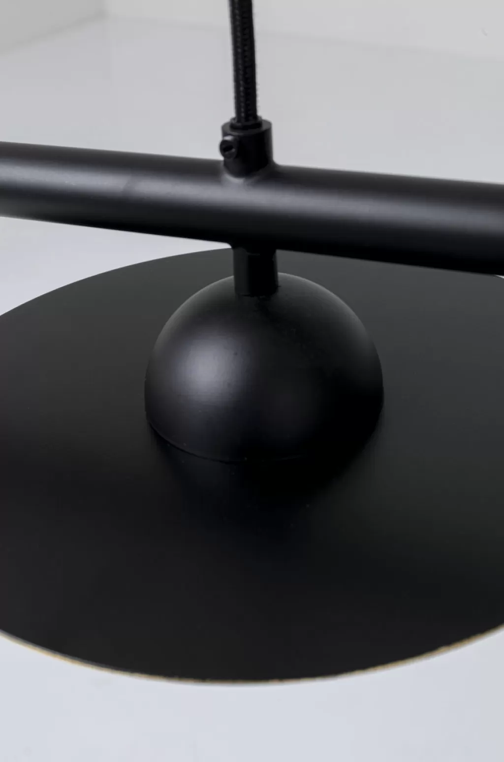 Lustre suspendu design Disque Quattro - Élégant luminaire scandinave pour salle à manger moderne par KARE Design