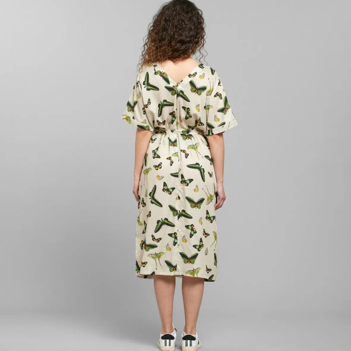 Robe Femme Bornholm - Motif Papillon Printanier en Blanc Crémeux | Collection Exclusive en Promotion