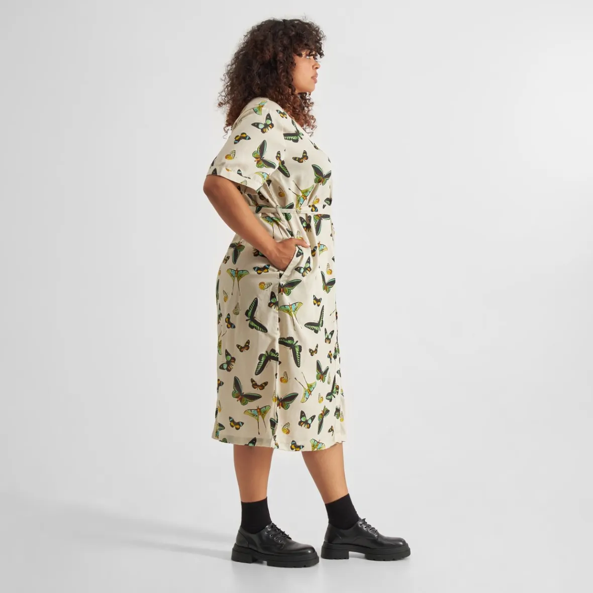 Robe Femme Bornholm - Motif Papillon Printanier en Blanc Crémeux | Collection Exclusive en Promotion