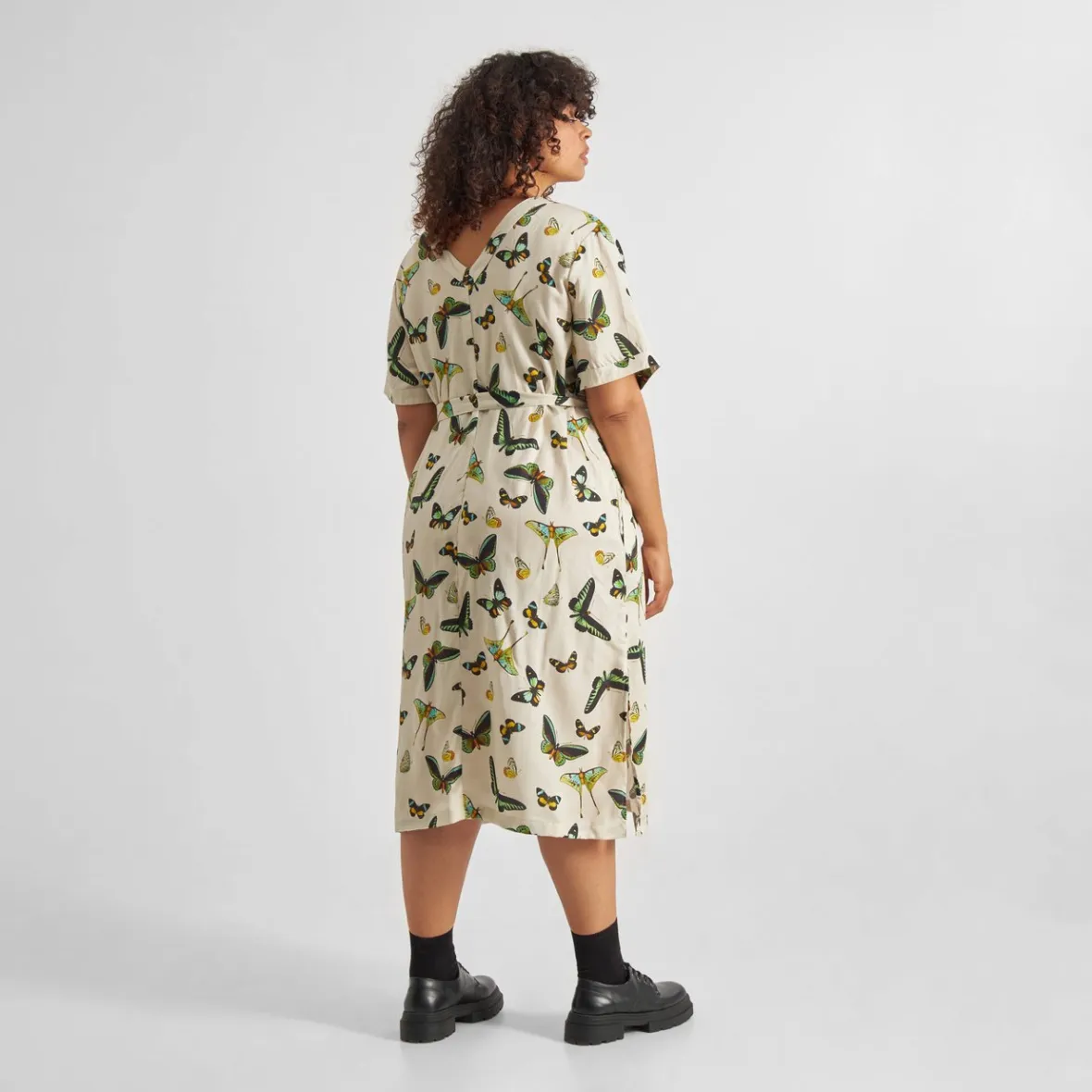 Robe Femme Bornholm - Motif Papillon Printanier en Blanc Crémeux | Collection Exclusive en Promotion