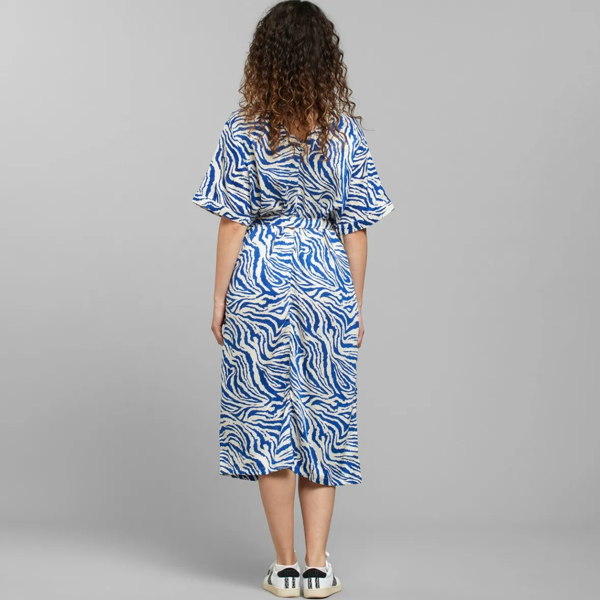 Robe Femme Bornholm Élégante Zébrée Bleu Azur en Promotion Exclusive