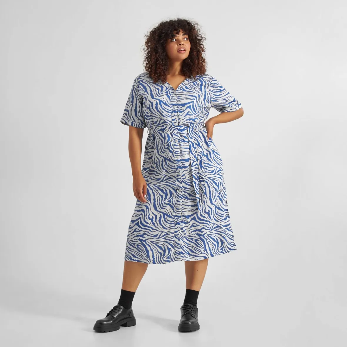 Robe Femme Bornholm Élégante Zébrée Bleu Azur en Promotion Exclusive