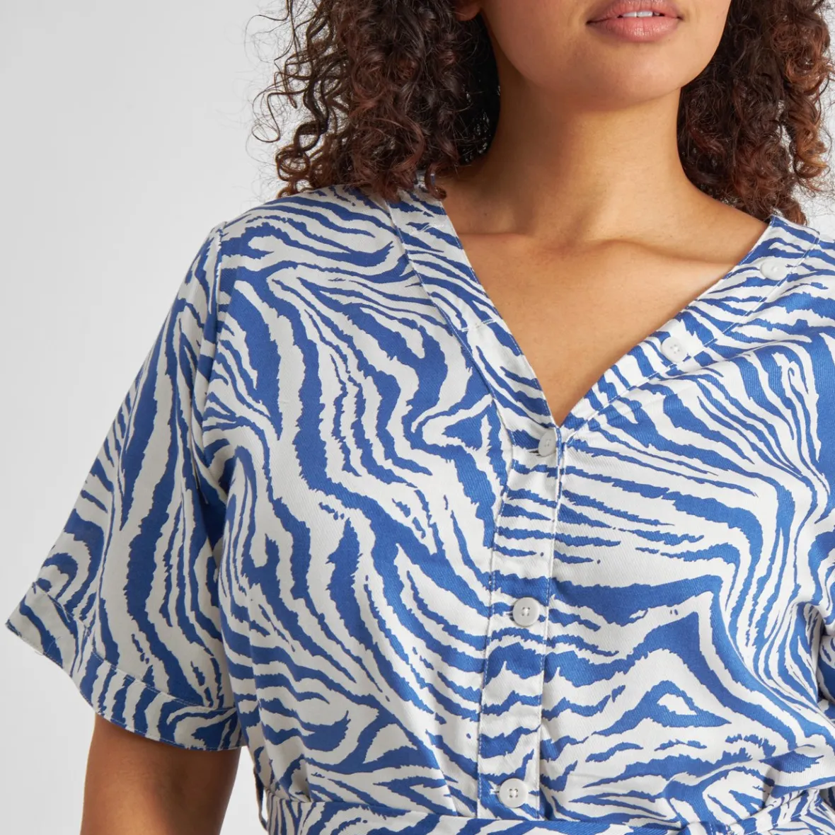 Robe Femme Bornholm Élégante Zébrée Bleu Azur en Promotion Exclusive