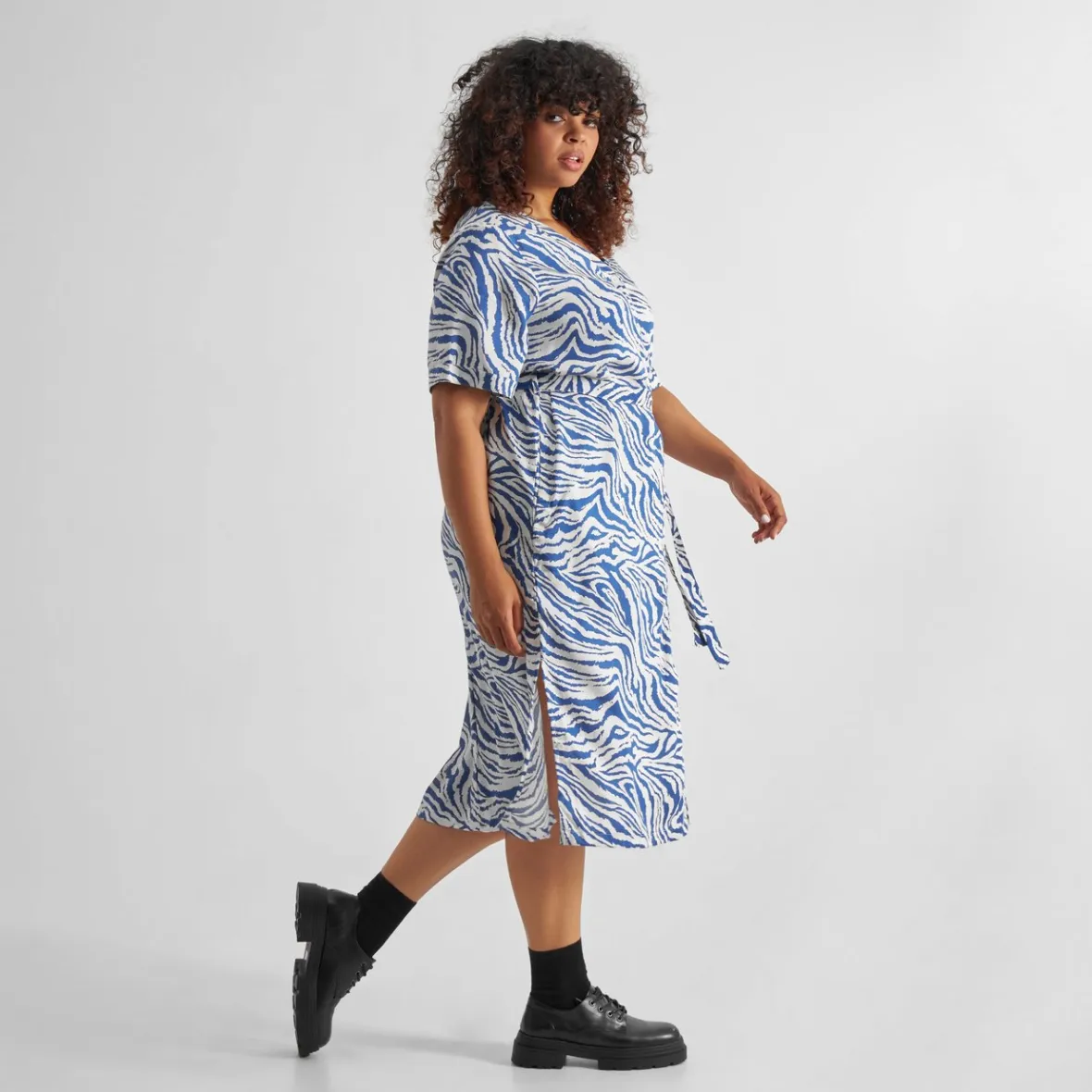 Robe Femme Bornholm Élégante Zébrée Bleu Azur en Promotion Exclusive