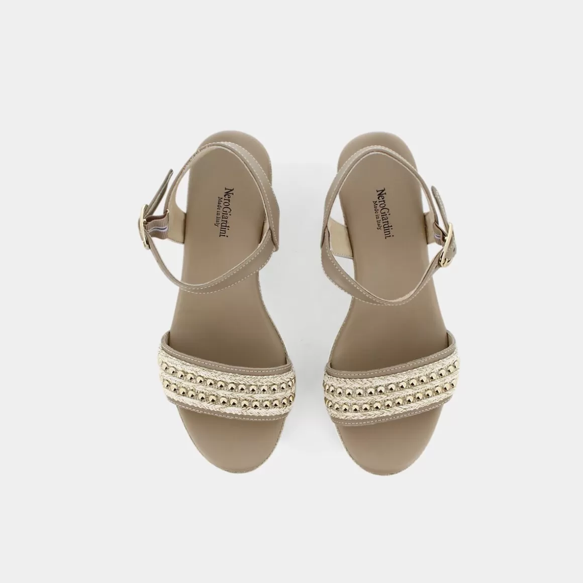 Promotion exclusive : Sandales NERO GIARDINI en cuir souple - Modèle E307720D dans une nuance sable beige intemporelle