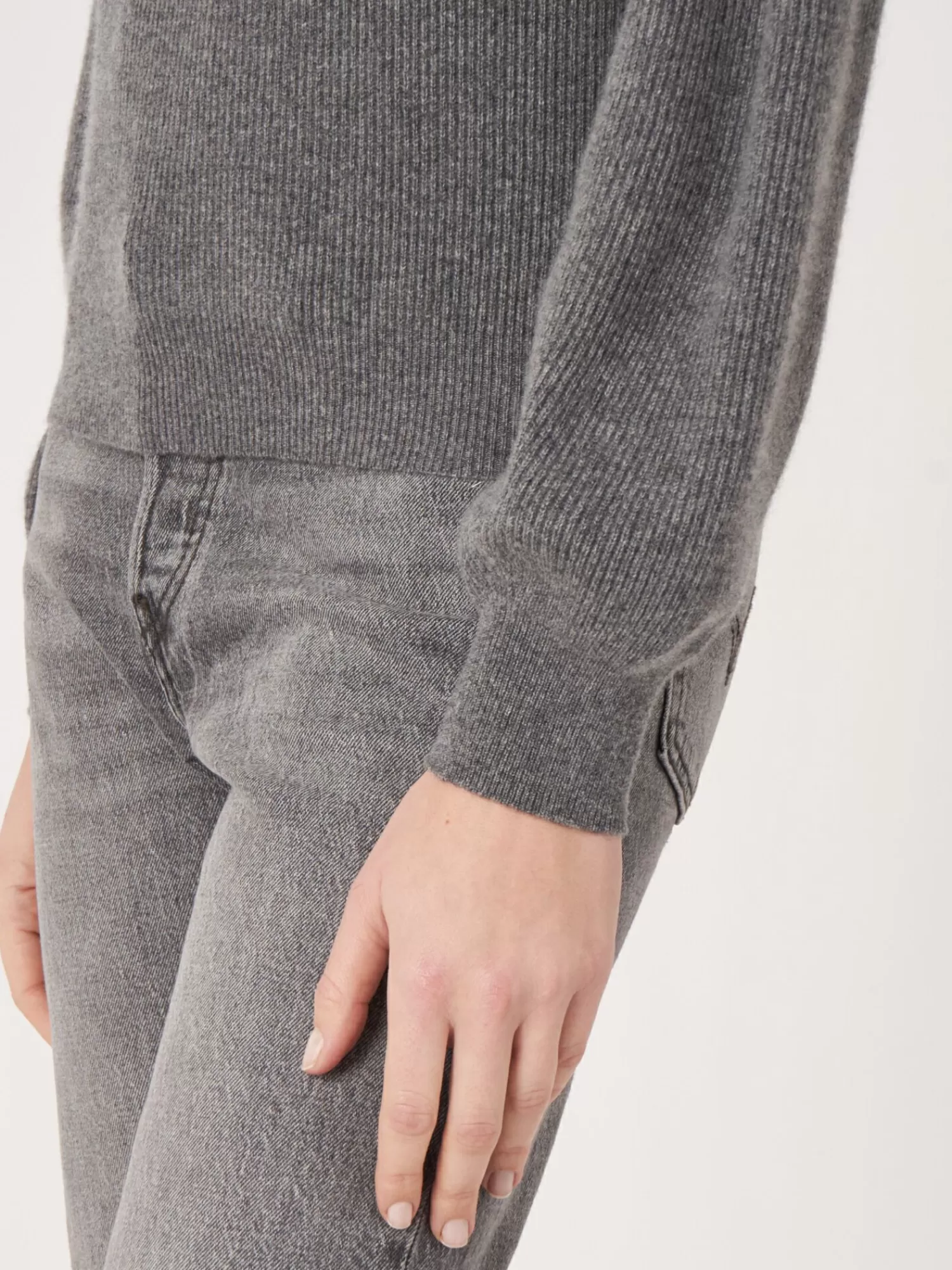 Doux Pull Femme en Cachemire - Col Montant Élégant et Tricotage Délicat pour Confort Hivernal
