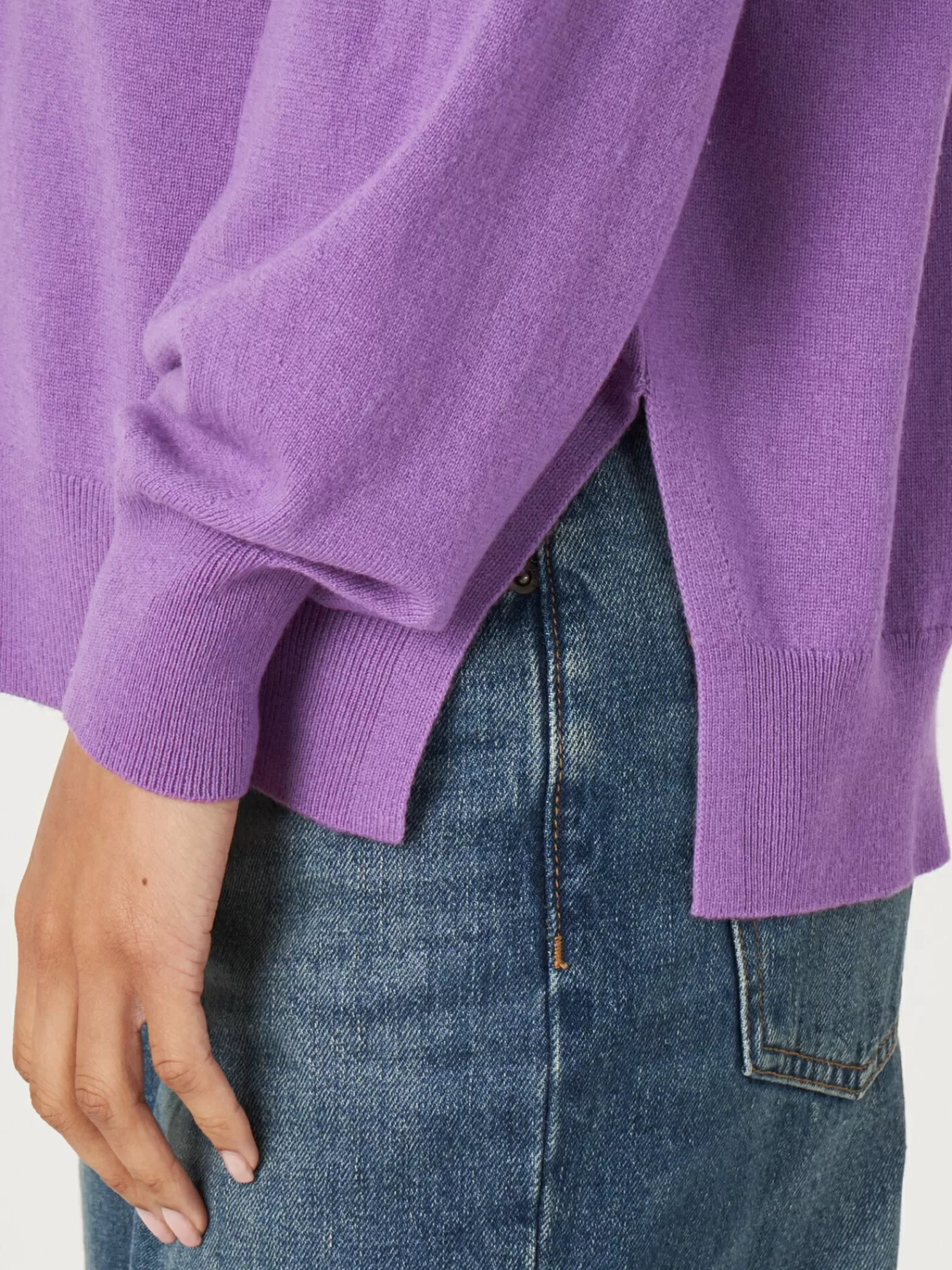 Pull Femme Élégant Col en V - Tricotage Délicat avec Fentes Latérales pour un Style Confortable et Tendance