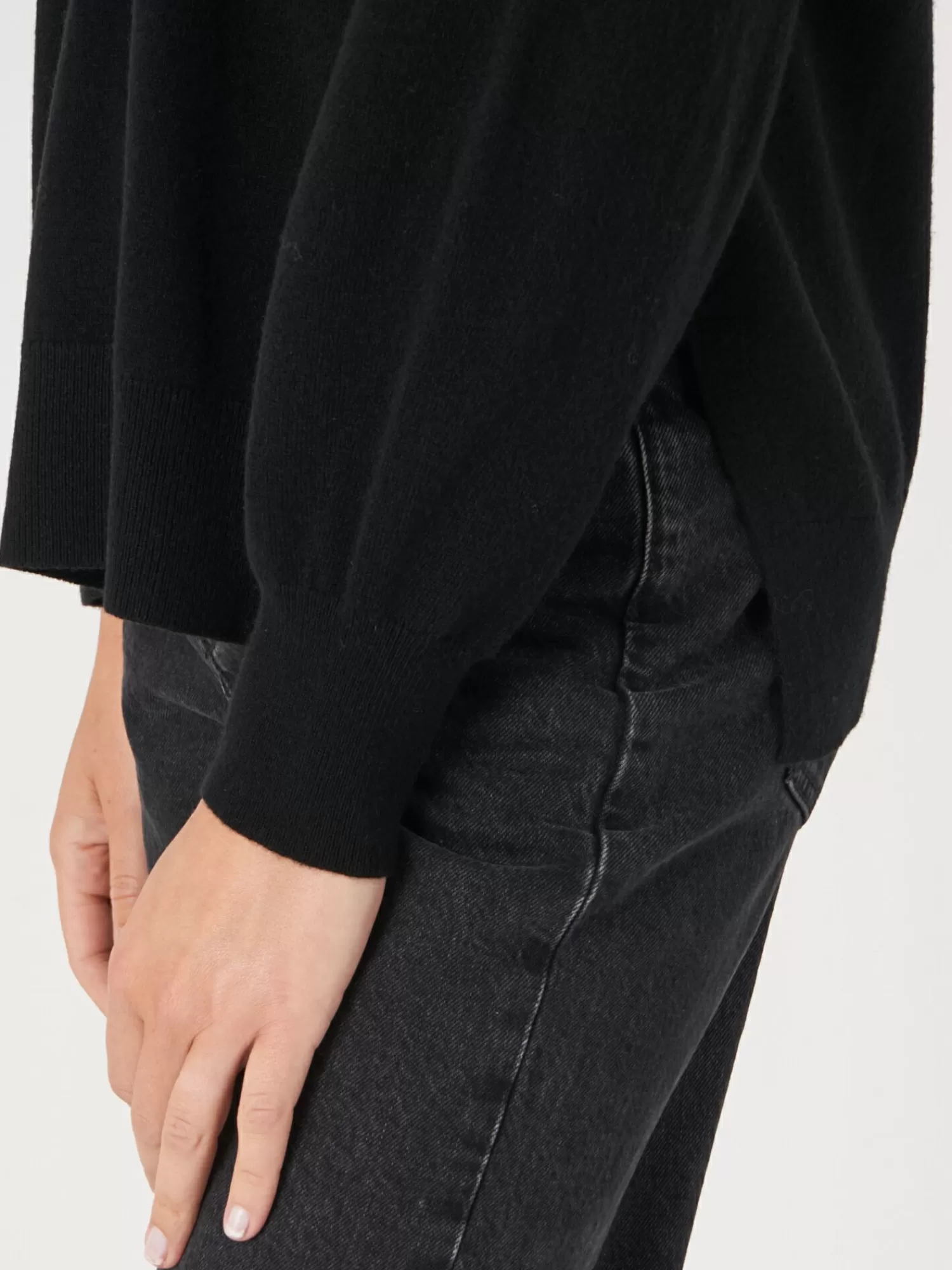 Pull Femme Col en V Tricotage Fin avec Fentes Latérales - Confort Élégant et Coupe Moderne