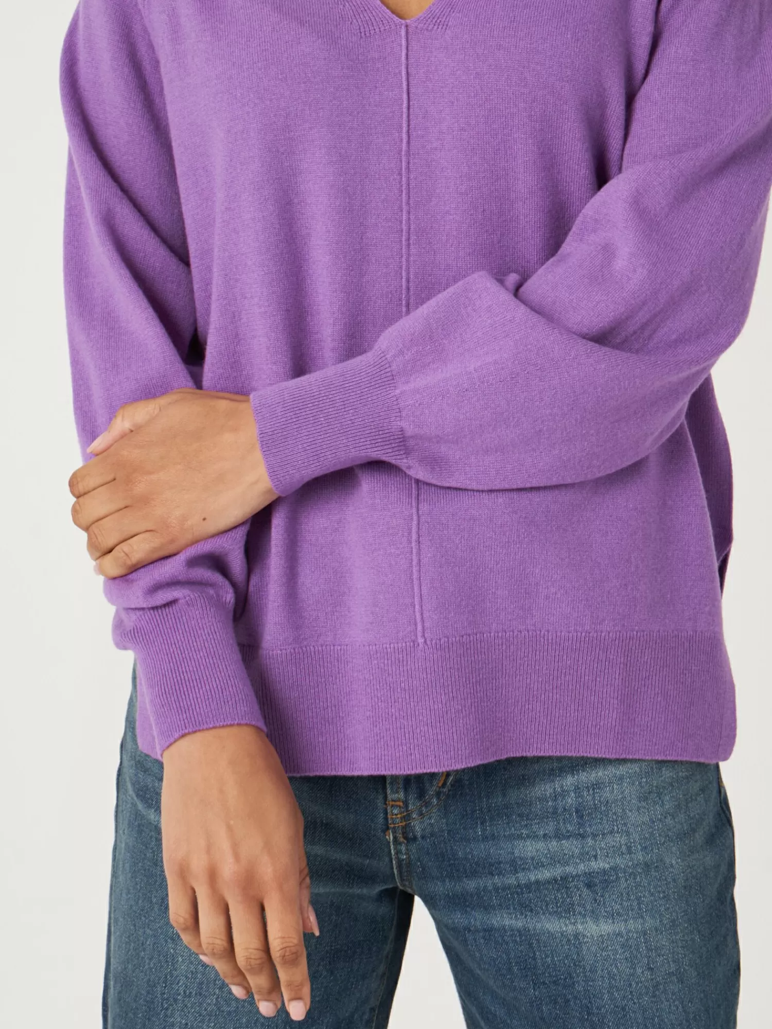 Pull Femme Élégant Col en V - Tricotage Délicat avec Fentes Latérales pour un Style Confortable et Tendance