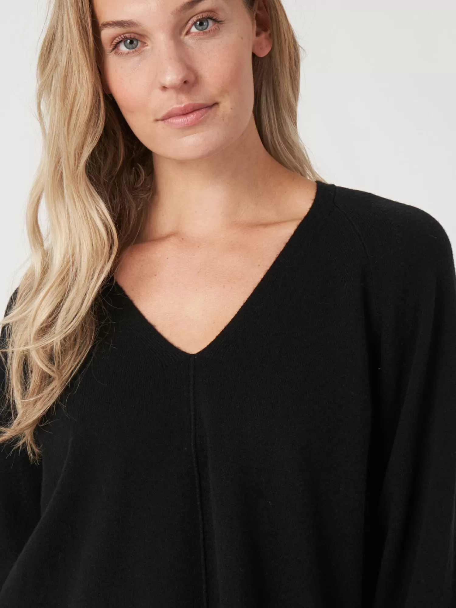 Pull Femme Col en V Tricotage Fin avec Fentes Latérales - Confort Élégant et Coupe Moderne