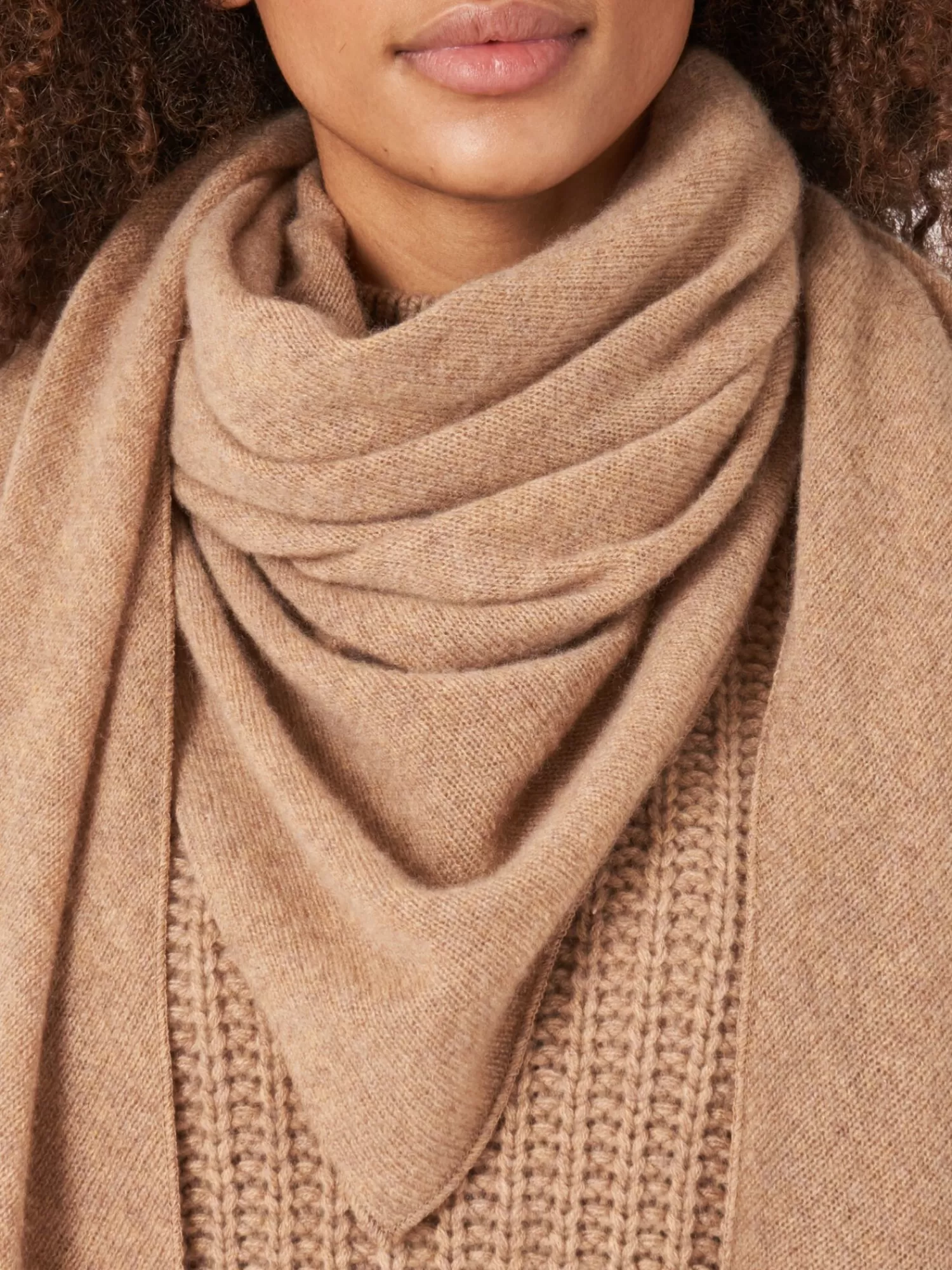 Écharpe Triangle en Cachemire Biologique Tricoté Main - Douceur Hivernale pour Femme