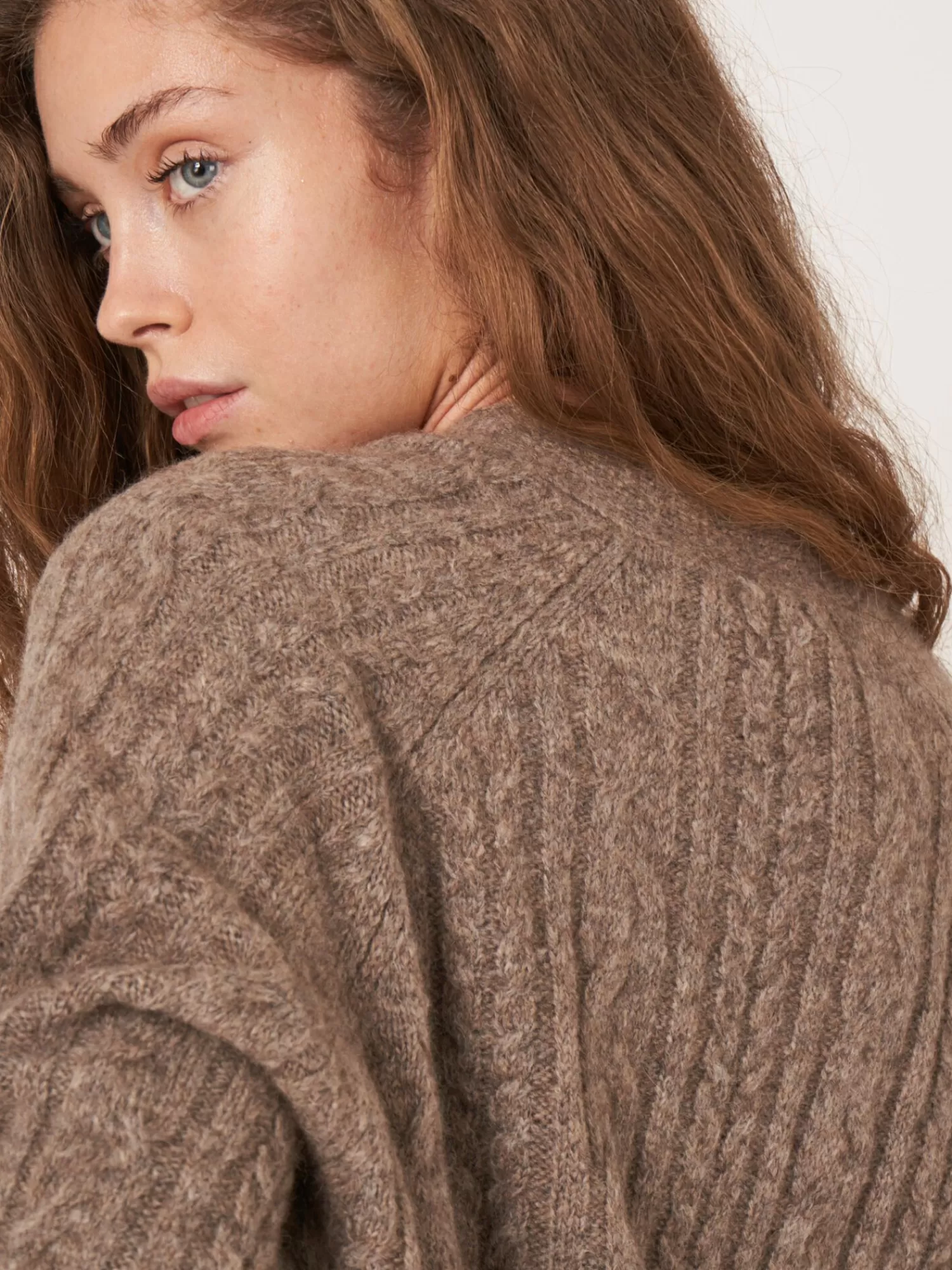 Gilet Femme en Laine Tricotée à Boutonnage - Confortable et Stylé pour un Look Tendance 2024