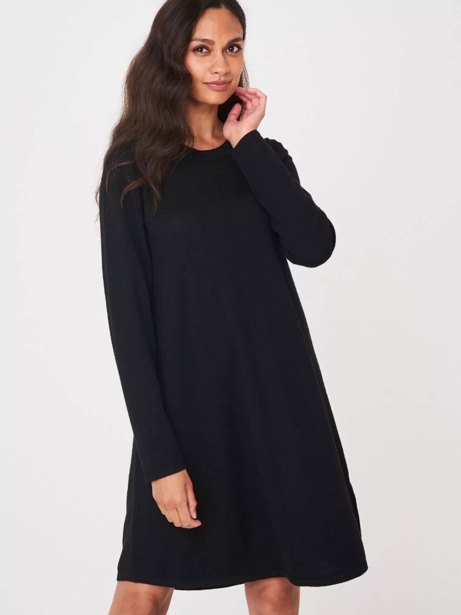 Robe trapèze en laine mérinos tricotée main - Collection élégante et décontractée pour femme  

(Note : J'ai utilisé des formulations courantes dans les descriptions de mode française, intégré des termes de valorisation comme 
