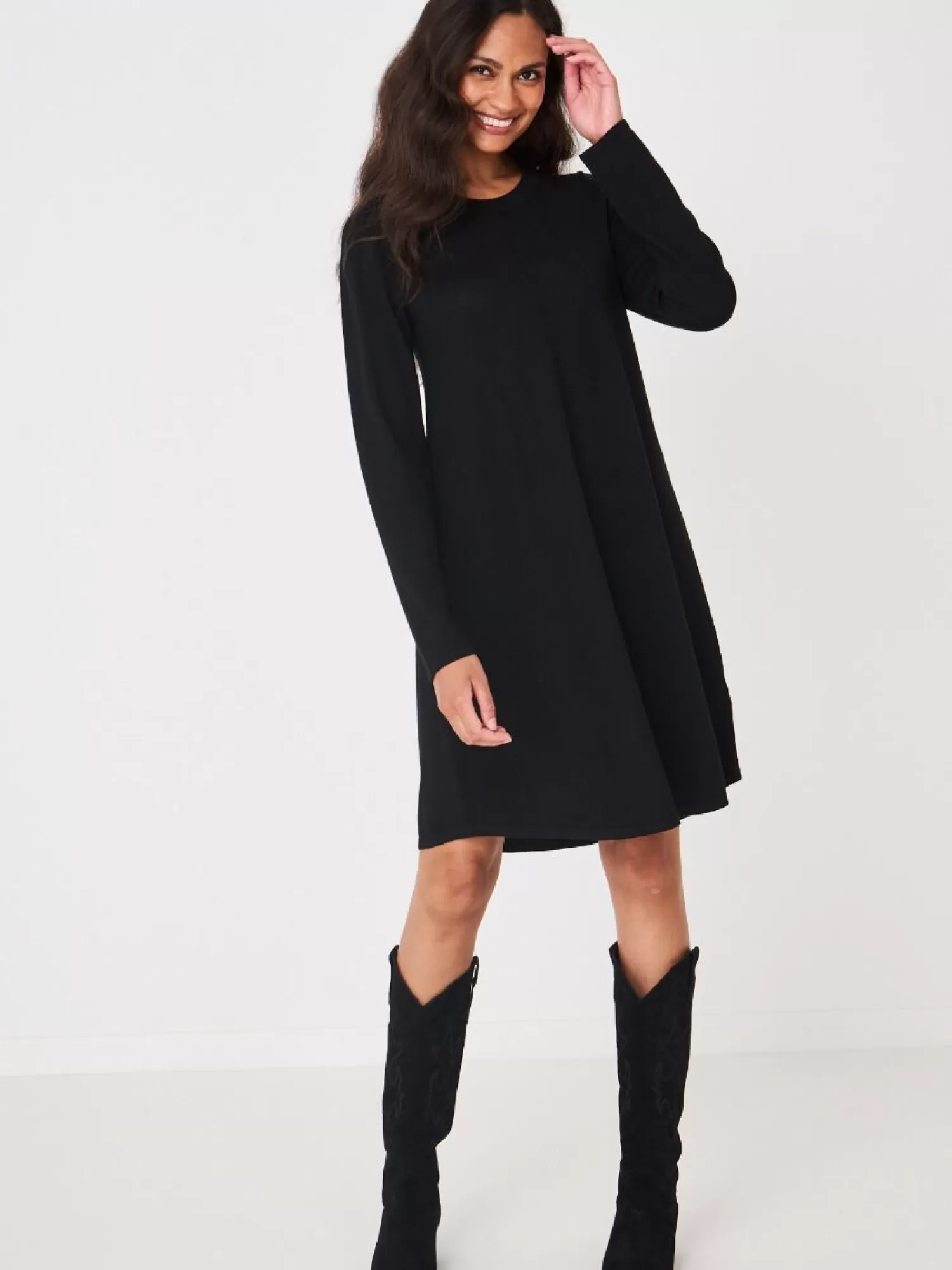 Robe trapèze en laine mérinos tricotée main - Collection élégante et décontractée pour femme  

(Note : J'ai utilisé des formulations courantes dans les descriptions de mode française, intégré des termes de valorisation comme 