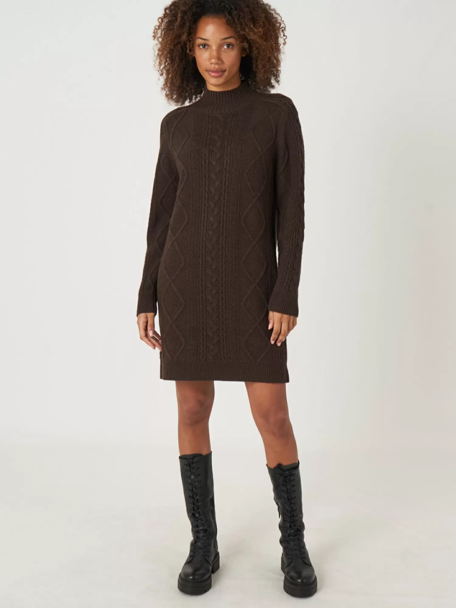 Robe Femme en Laine Mérinos Tricotée - Col Montant Élégant et Motif Câblage Artistique | Modèle Hiver Chaud et Confortable | Collection En Solderie Exceptionnelle