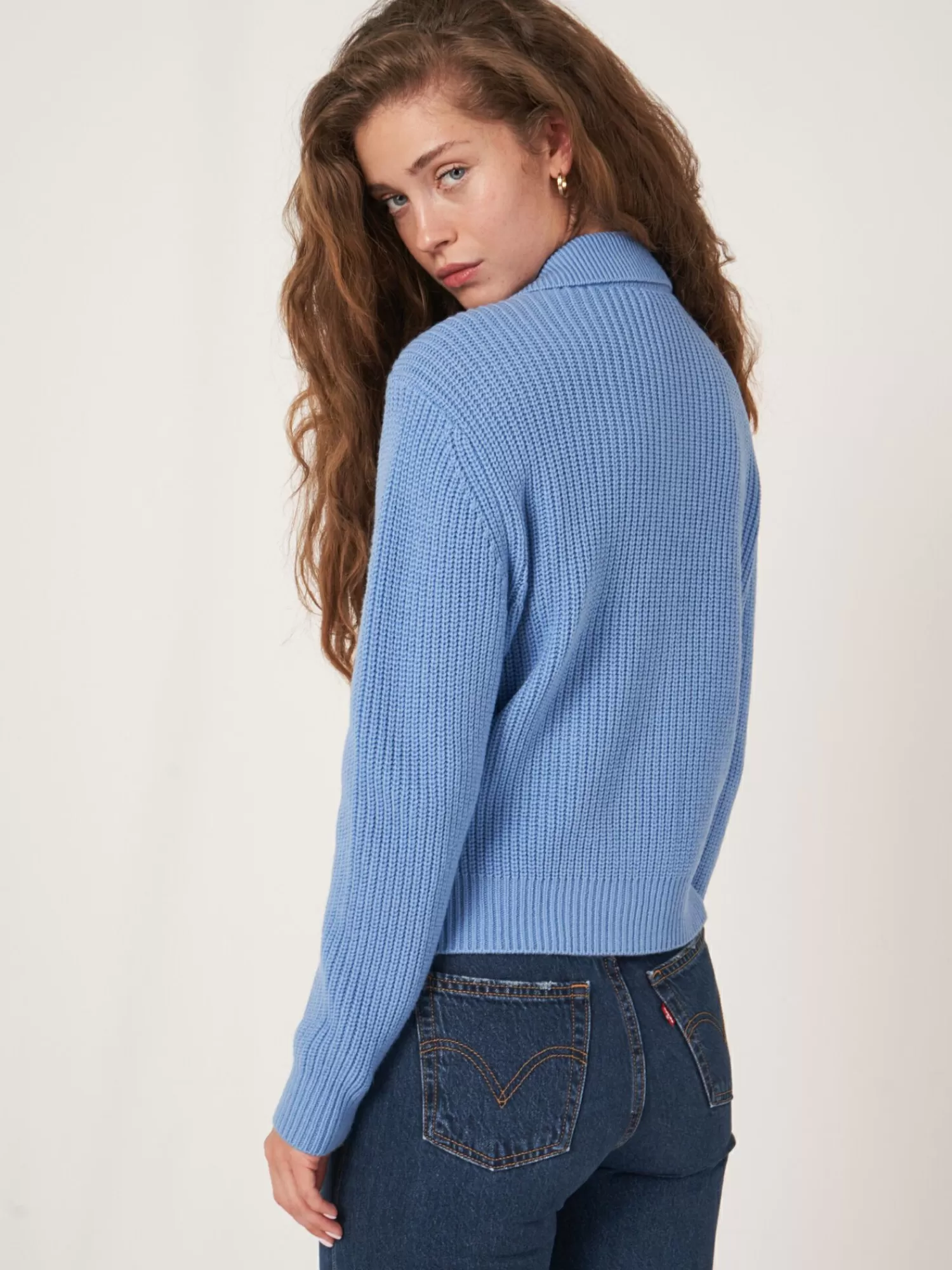 Veste femme en laine mérinos - Col polo et rayures verticales - Promotion exclusive été 

(Variante alternative : Veste décontractée en laine mérinos - Modèle à col rond rayé - Collection soldes dames)