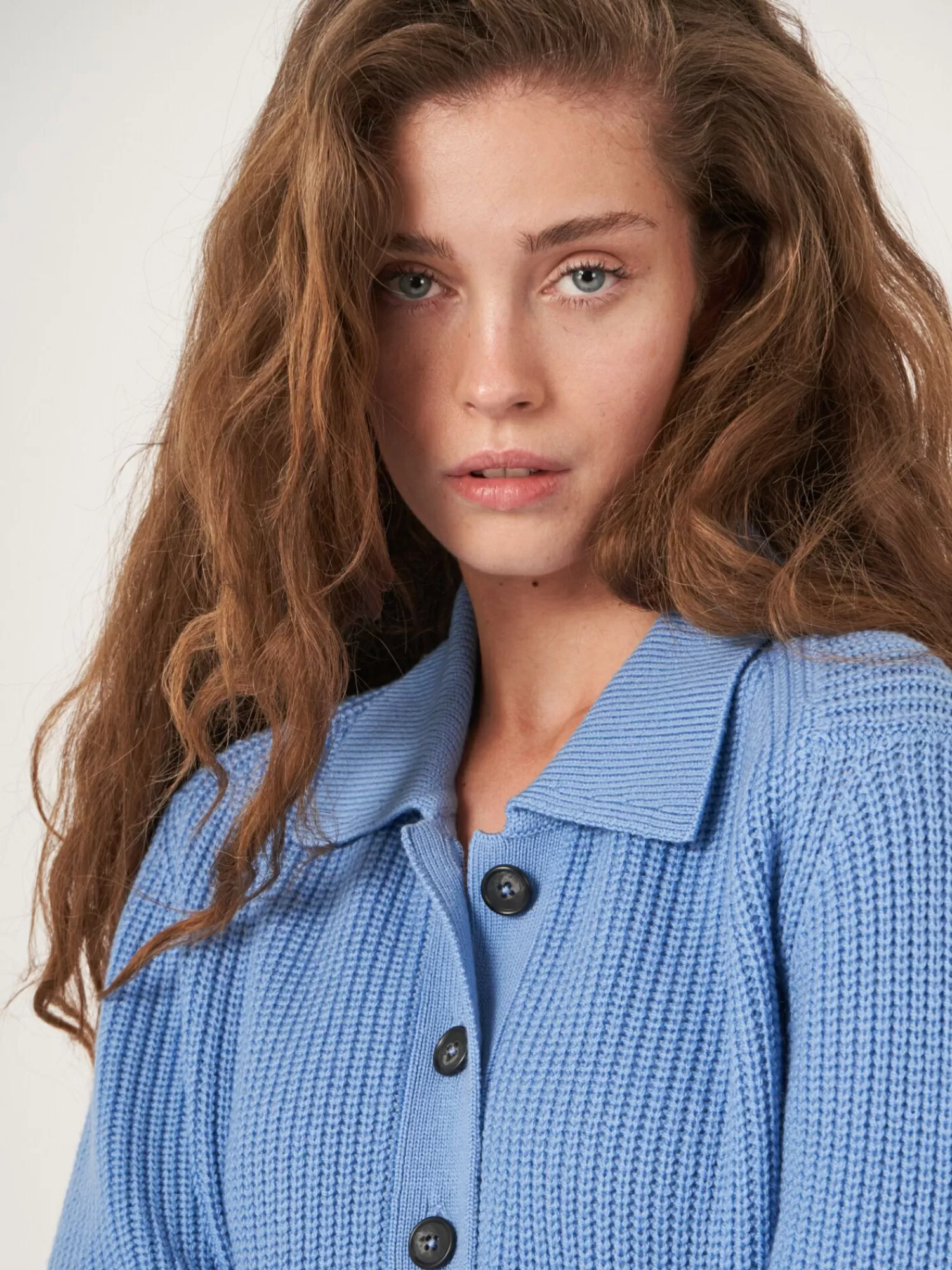 Veste femme en laine mérinos - Col polo et rayures verticales - Promotion exclusive été 

(Variante alternative : Veste décontractée en laine mérinos - Modèle à col rond rayé - Collection soldes dames)