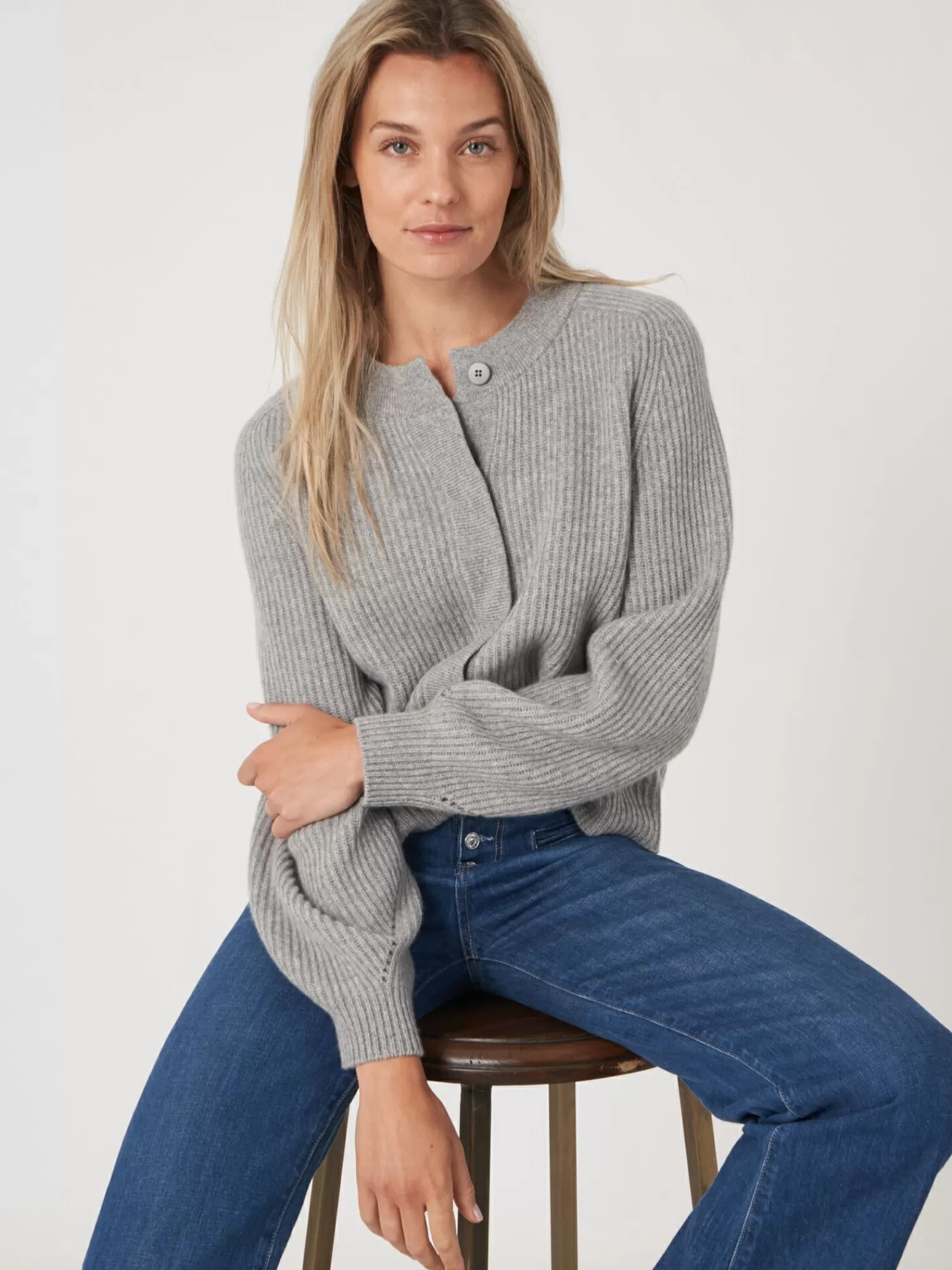 Cardigan Femme en Cachemire - Manches Bouffantes Élégantes  
Pullover Doux pour Automne-Hiver, Style Détendu avec Motifs Texturés  
Veste Femme Chic - Matière Luxueuse et Coupe Confortable  
Idéal pour Tenue Décontractée ou Soirée - Tendance Élégance Hivernale