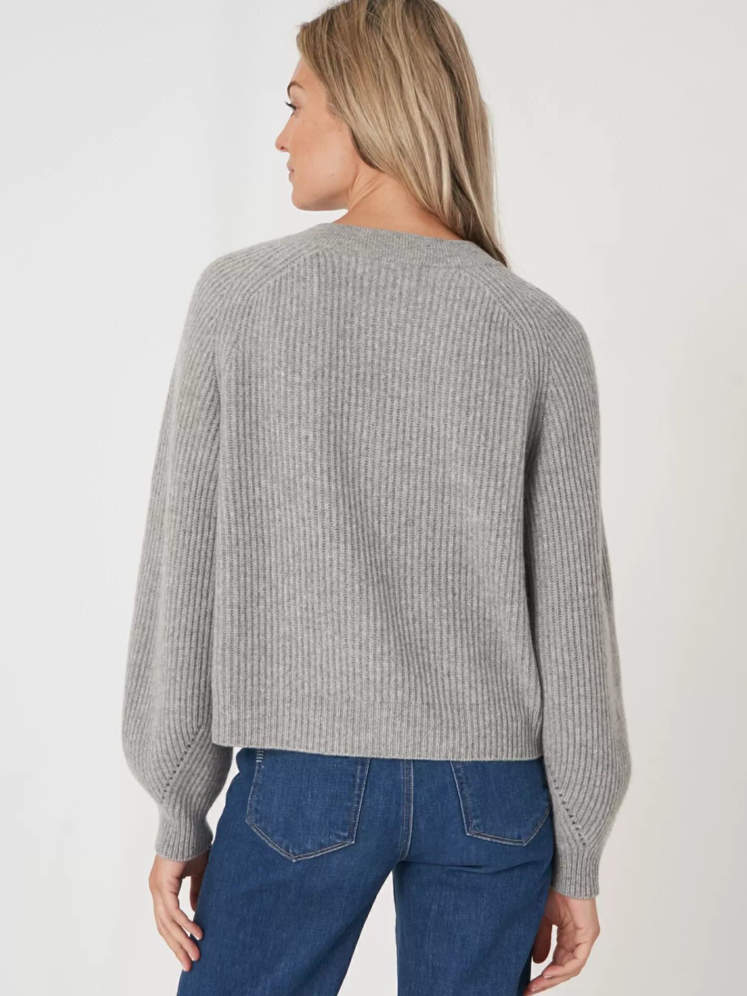 Cardigan Femme en Cachemire - Manches Bouffantes Élégantes  
Pullover Doux pour Automne-Hiver, Style Détendu avec Motifs Texturés  
Veste Femme Chic - Matière Luxueuse et Coupe Confortable  
Idéal pour Tenue Décontractée ou Soirée - Tendance Élégance Hivernale