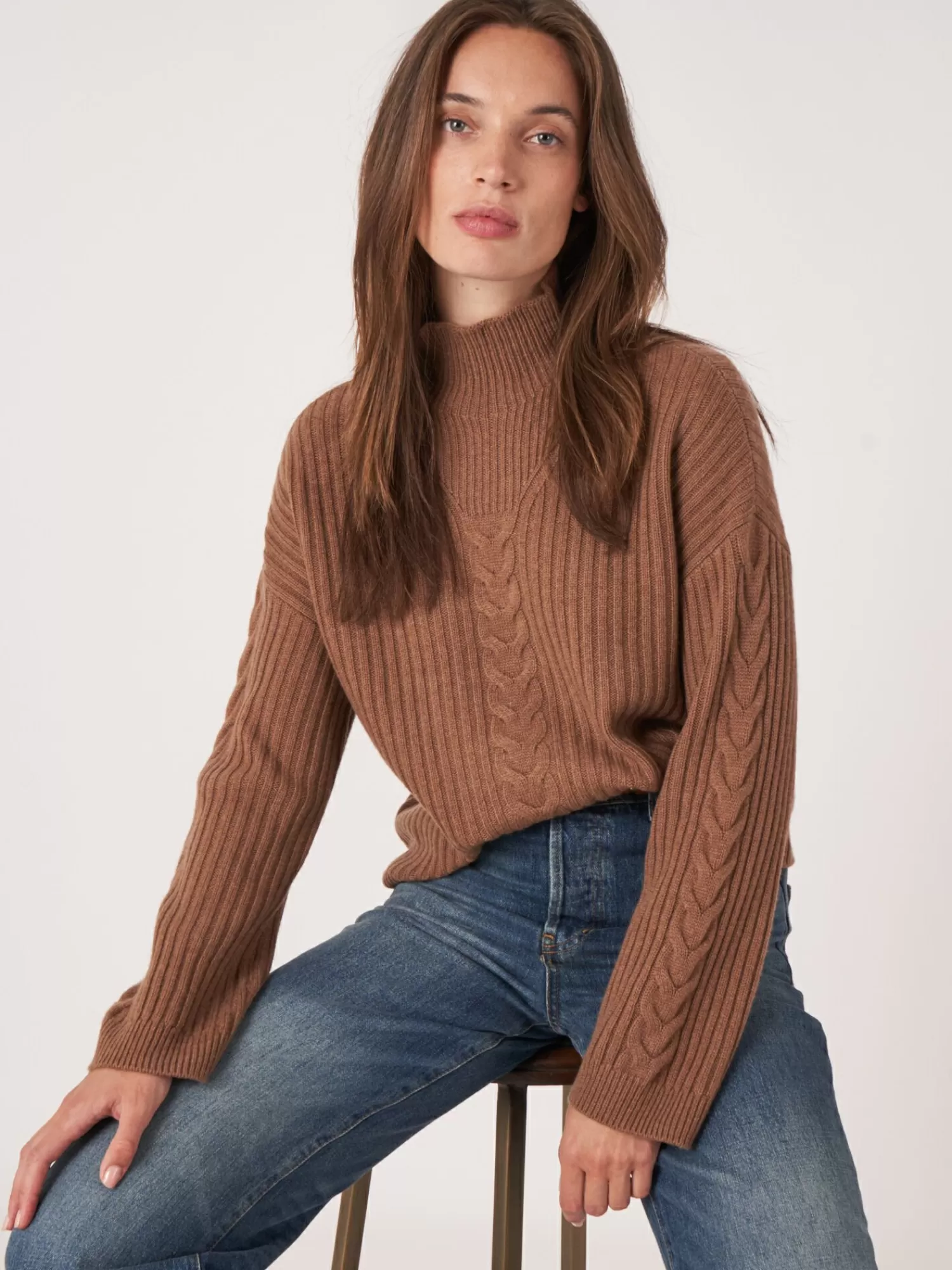 Pull femme col montant en côtes avec motifs torsadés - Promotion exclusive