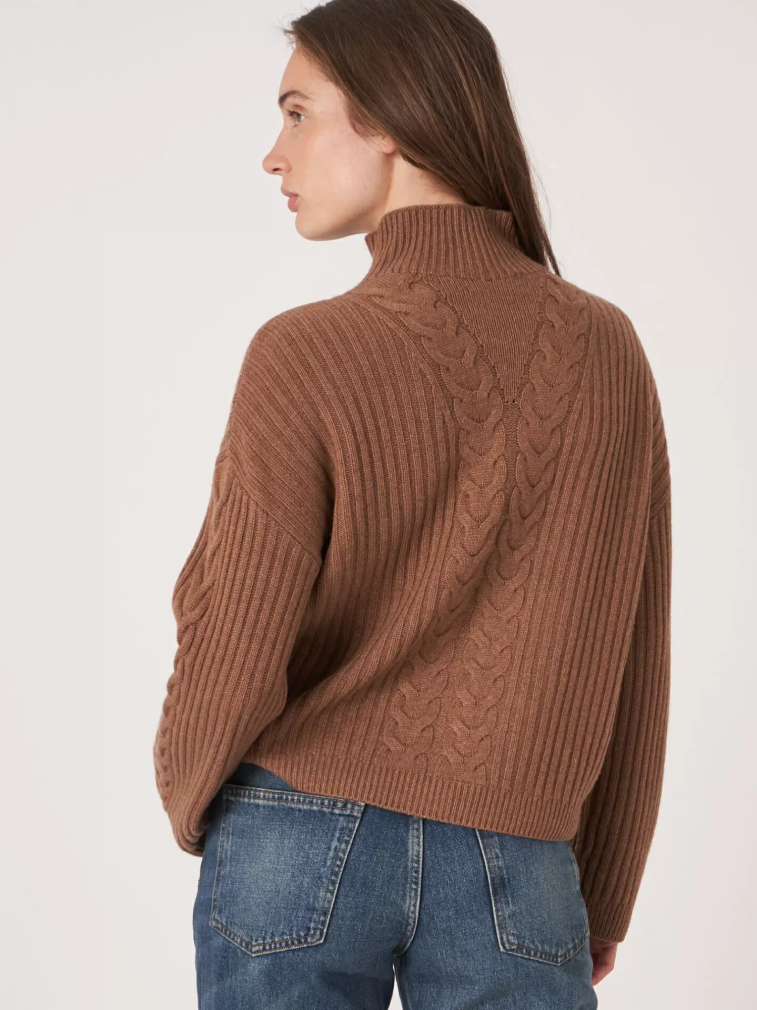Pull femme col montant en côtes avec motifs torsadés - Promotion exclusive