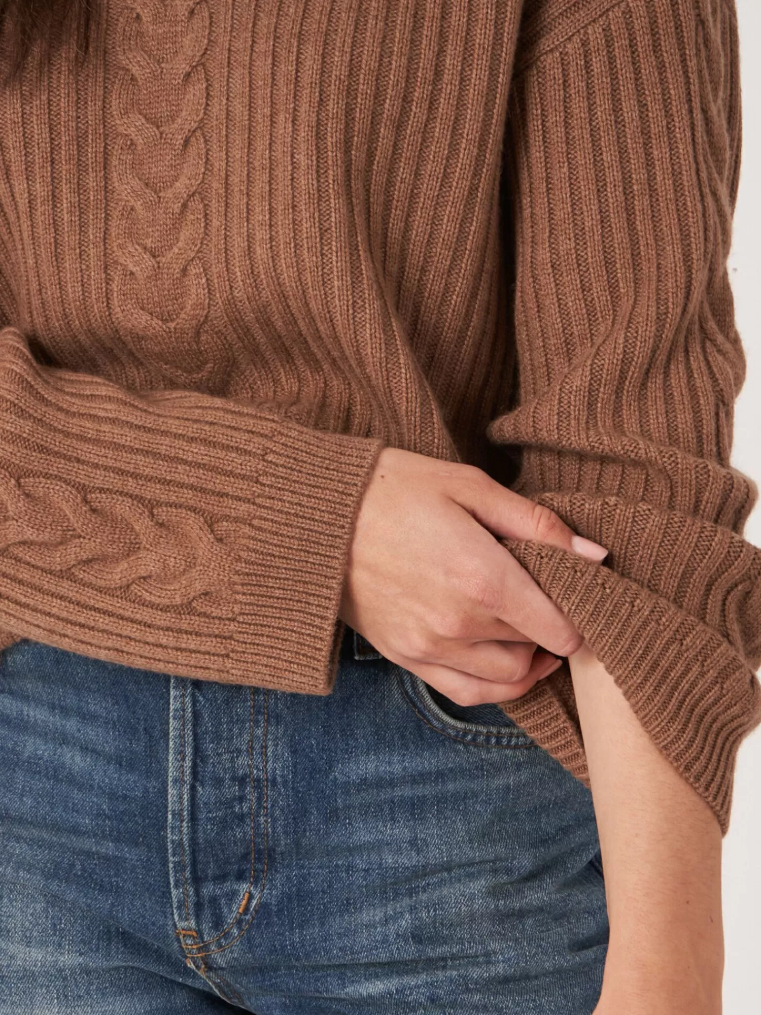 Pull femme col montant en côtes avec motifs torsadés - Promotion exclusive