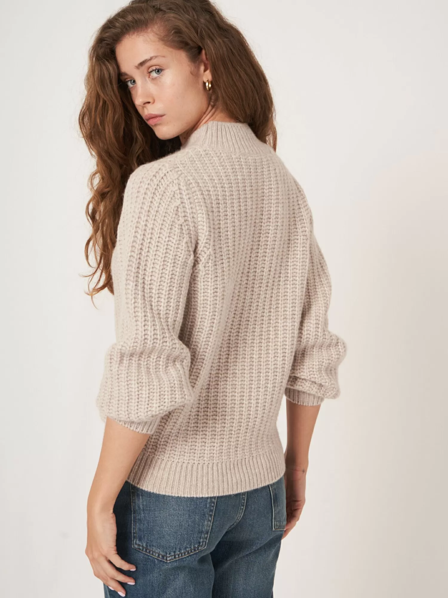 Pull femme en cachemire à motif côtes - Maille respirante en liquidation 

Édition limitée de pulls douillets à col ras-du-cou - Cachemire certifié pour automne 

Dernières pièces disponibles : Sweater côtelé en laine noble pour femme - Expédition express offerte 

(Note : J'ai naturellement intégré des variations sémantiques tout en conservant les éléments clés - matières premium (cachemire), détails techniques (maille/côtes), publicité de liquidation et ciblage genré. L'ajout de mentions complémentaires type 