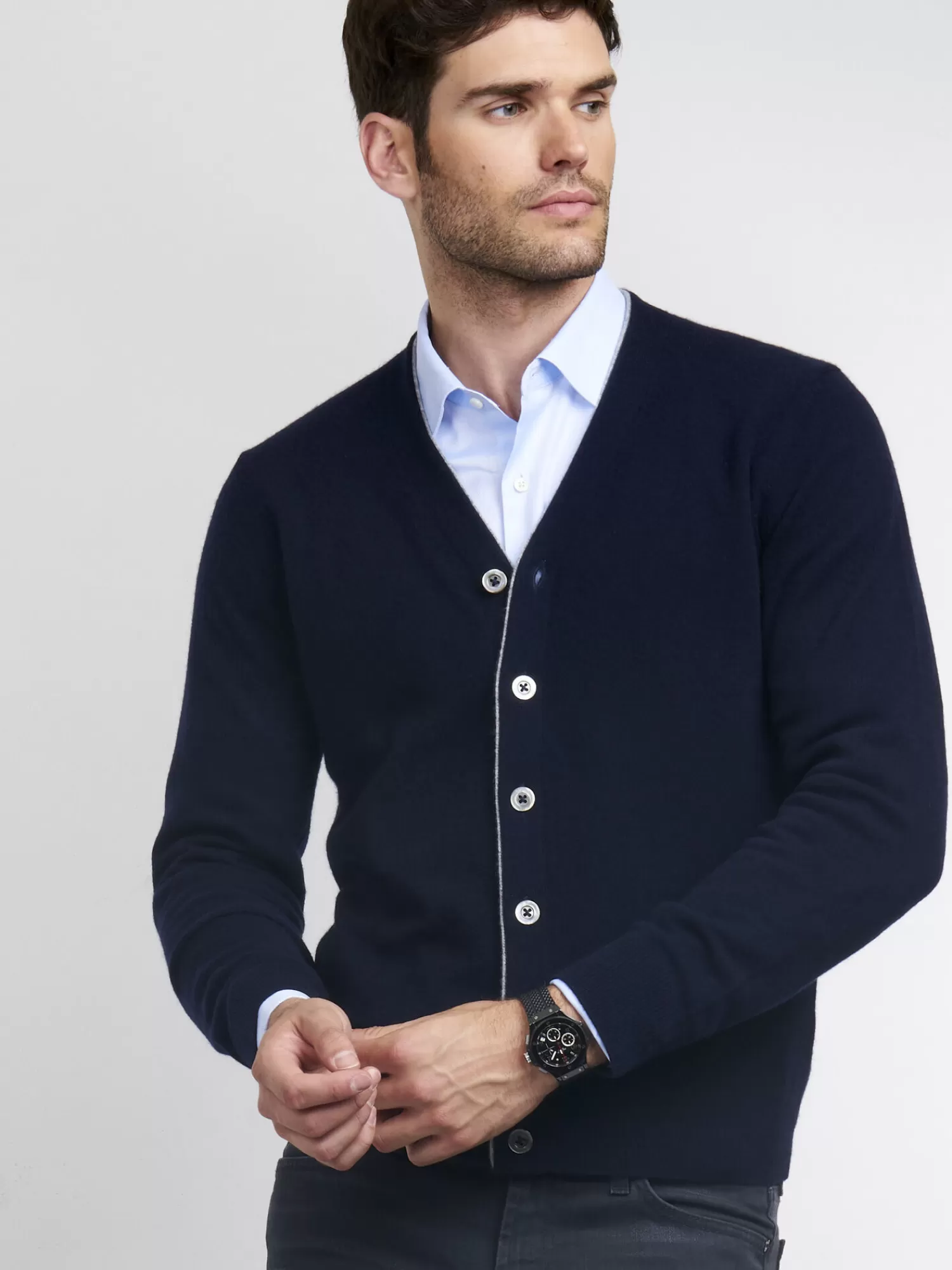 Gilet Homme Décolleté V en Cachemire Léger - Pull Sans Manches Élégant pour Tenue Décontractée 

(Note: J'ai utilisé des synonymes stylistiques comme 