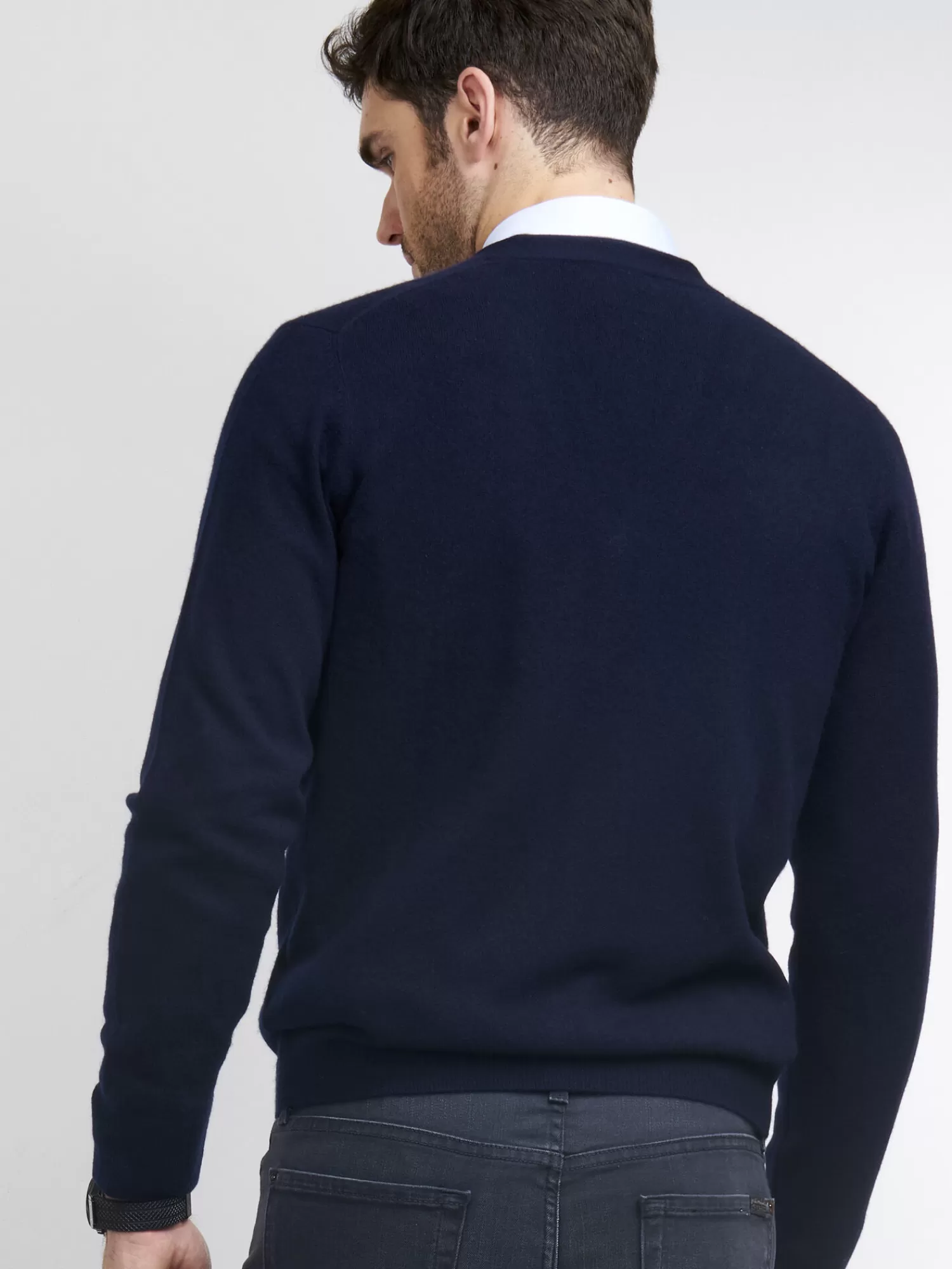 Gilet Homme Décolleté V en Cachemire Léger - Pull Sans Manches Élégant pour Tenue Décontractée 

(Note: J'ai utilisé des synonymes stylistiques comme 