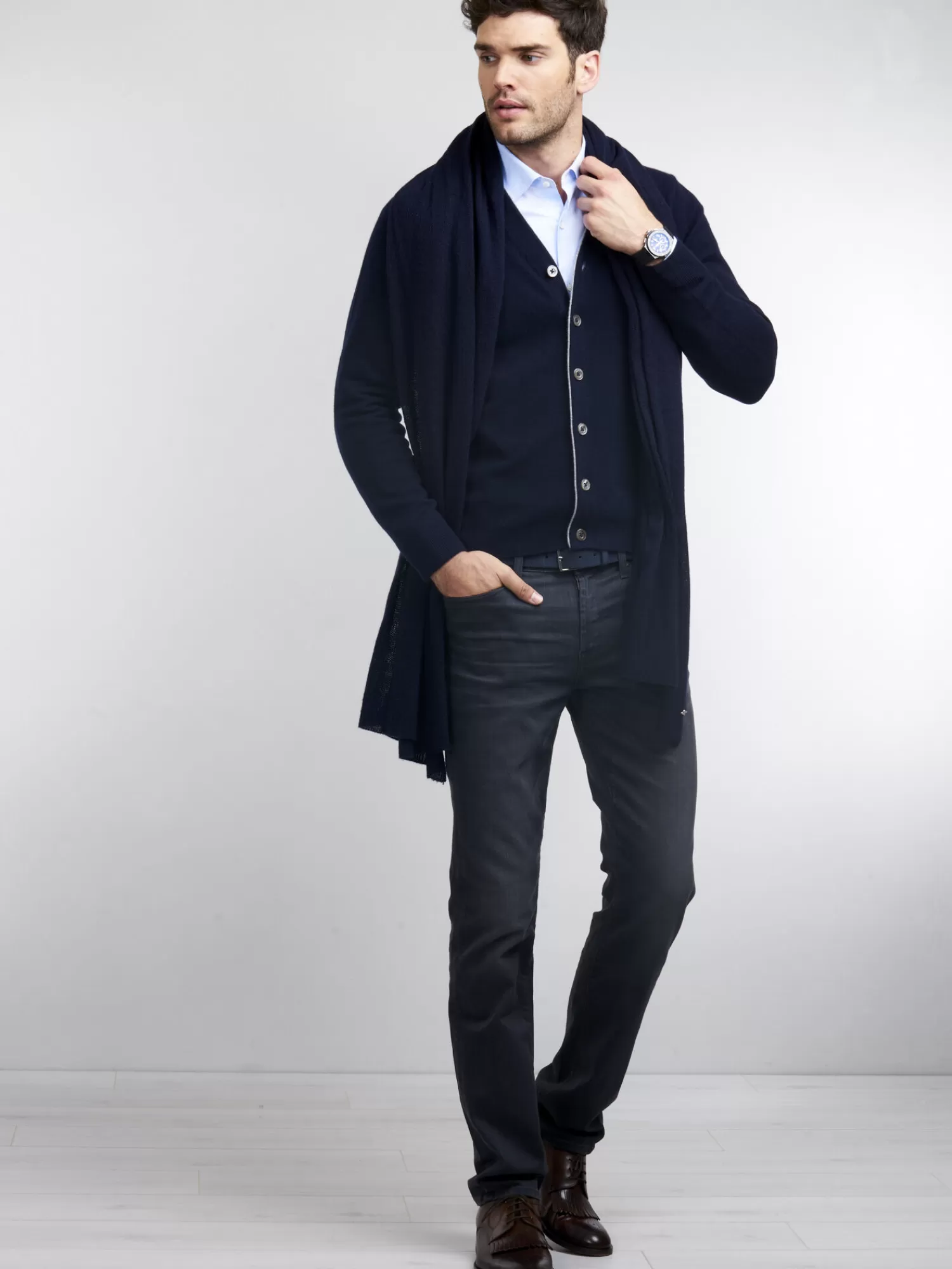 Gilet Homme Décolleté V en Cachemire Léger - Pull Sans Manches Élégant pour Tenue Décontractée 

(Note: J'ai utilisé des synonymes stylistiques comme 