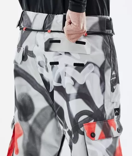 Équipement Glacial Urbanisé : Tenues de Montagne Élégantes pour Passionnés de Freeride 

(Alternative plus dynamique)  
Vêtements de Glisse Iconiques - Style Radical pour Affronter l'Hiver en Mode Streetwear
