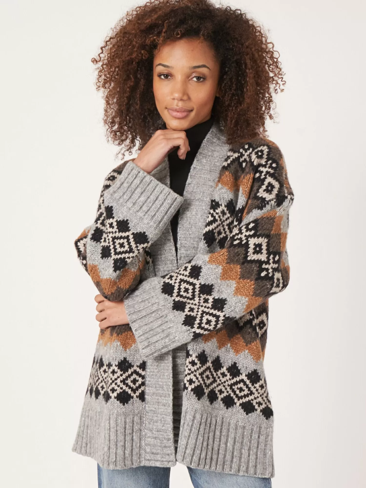 Gilet Femme en Laine Italienne - Intarsia Artistique et Confortable 

Élégant Gilet à Motifs Intarsia - Tissé Main avec Laine d'Italie pour Femme 

Gilet Léger Femme : Intarsia Traditionnel en Fils Italiens - Tendance 2024 

Gilet Détail Intarsia - Création Artisanale en Laine Italienne pour Tenue Chic 

Gilet Femme Style Bohème - Technique Intarsia avec Fils Premium d'Italie