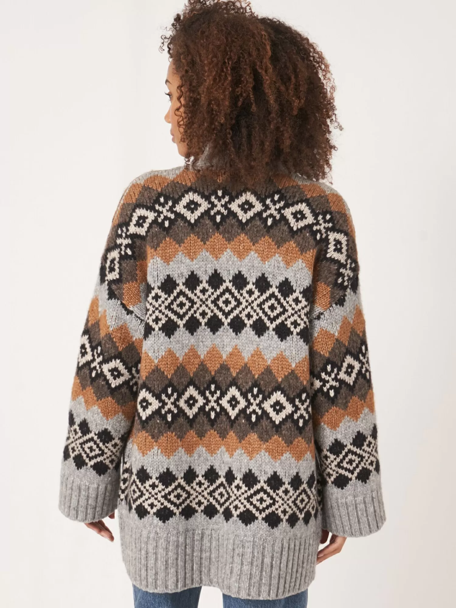 Gilet Femme en Laine Italienne - Intarsia Artistique et Confortable 

Élégant Gilet à Motifs Intarsia - Tissé Main avec Laine d'Italie pour Femme 

Gilet Léger Femme : Intarsia Traditionnel en Fils Italiens - Tendance 2024 

Gilet Détail Intarsia - Création Artisanale en Laine Italienne pour Tenue Chic 

Gilet Femme Style Bohème - Technique Intarsia avec Fils Premium d'Italie