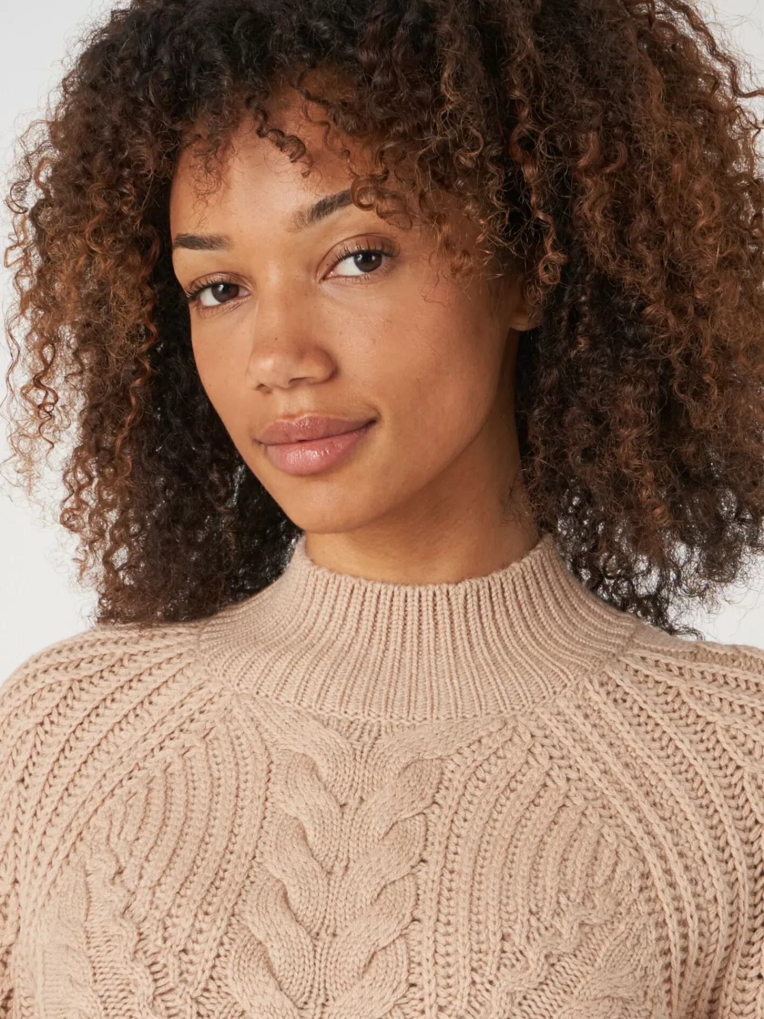 Pull Femme en Laine Mérinos Doux à Col Montant - Modèle Câblé Élégant et Confortable