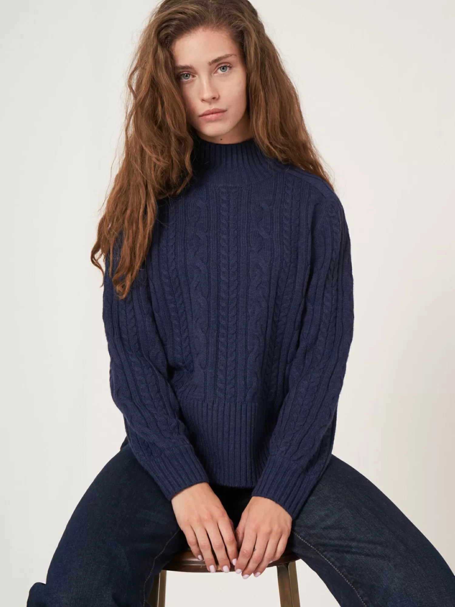 Pull Femme en Laine Mérinos à Motifs Câblés - Ourlet Arrondi pour Élégance Intemporelle
