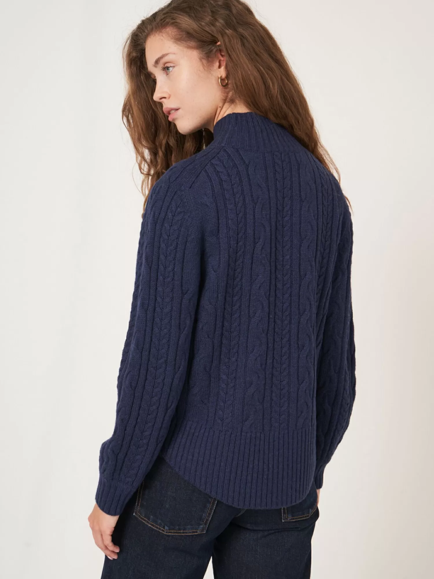 Pull Femme en Laine Mérinos à Motifs Câblés - Ourlet Arrondi pour Élégance Intemporelle