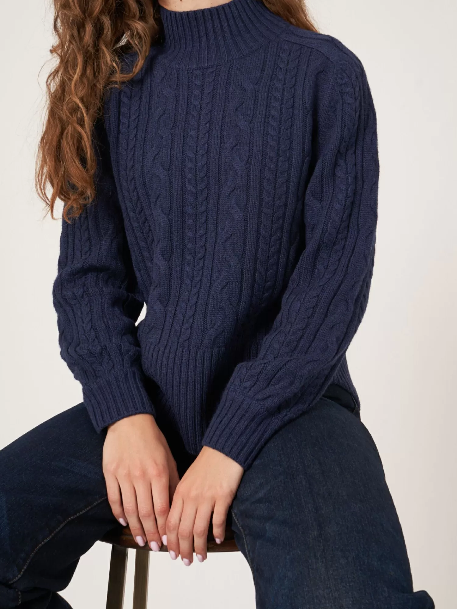 Pull Femme en Laine Mérinos à Motifs Câblés - Ourlet Arrondi pour Élégance Intemporelle