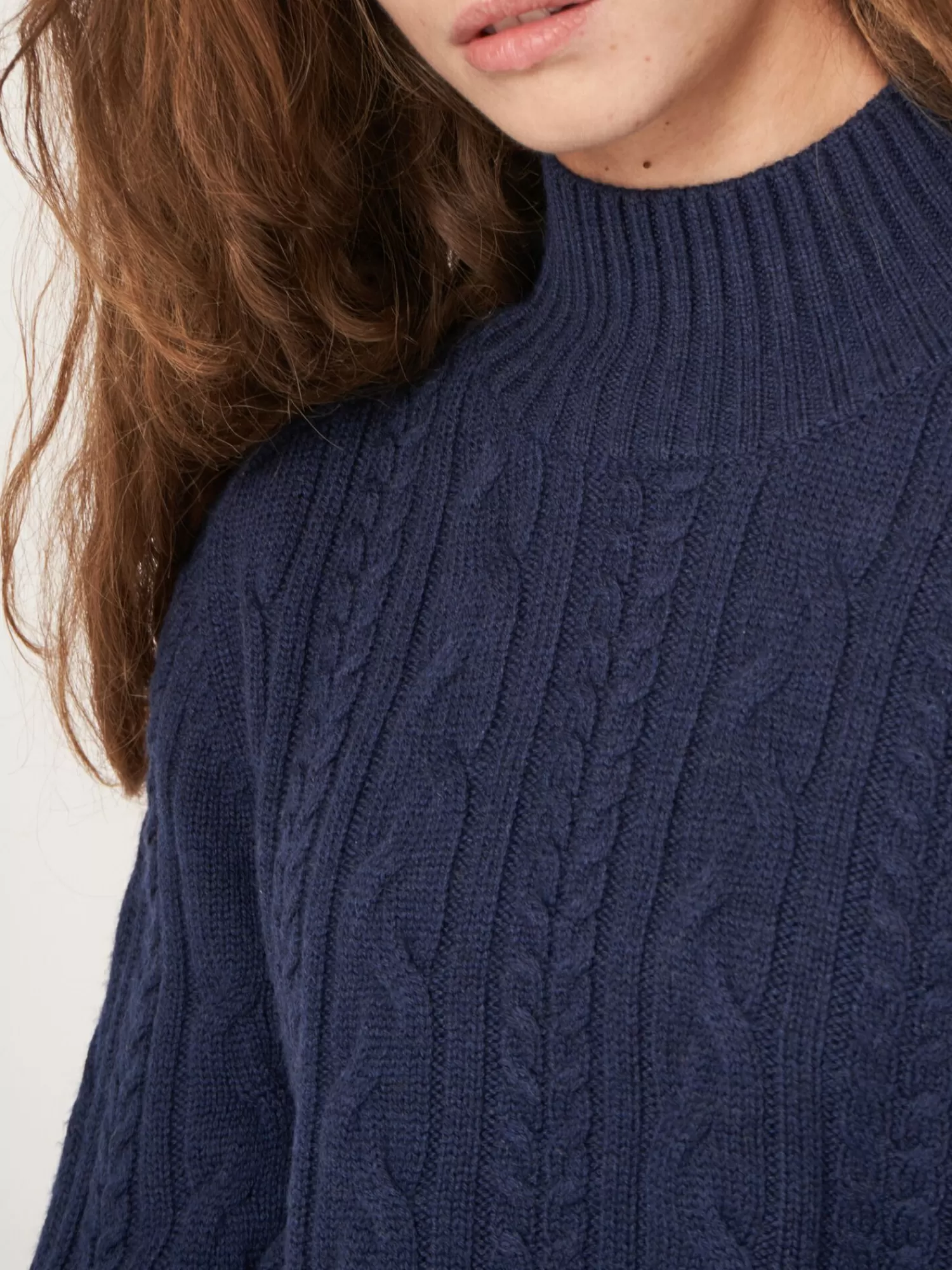 Pull Femme en Laine Mérinos à Motifs Câblés - Ourlet Arrondi pour Élégance Intemporelle