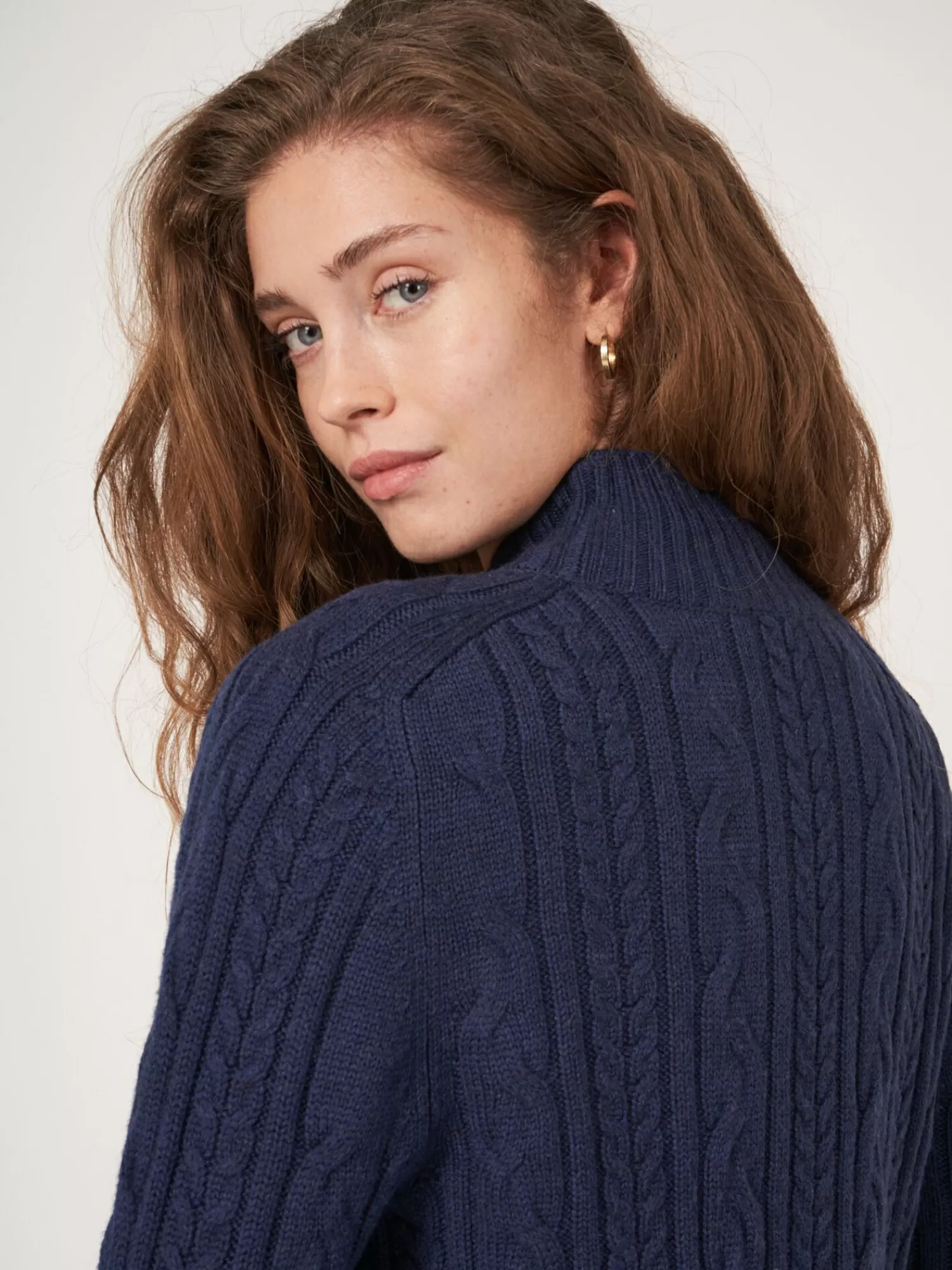 Pull Femme en Laine Mérinos à Motifs Câblés - Ourlet Arrondi pour Élégance Intemporelle