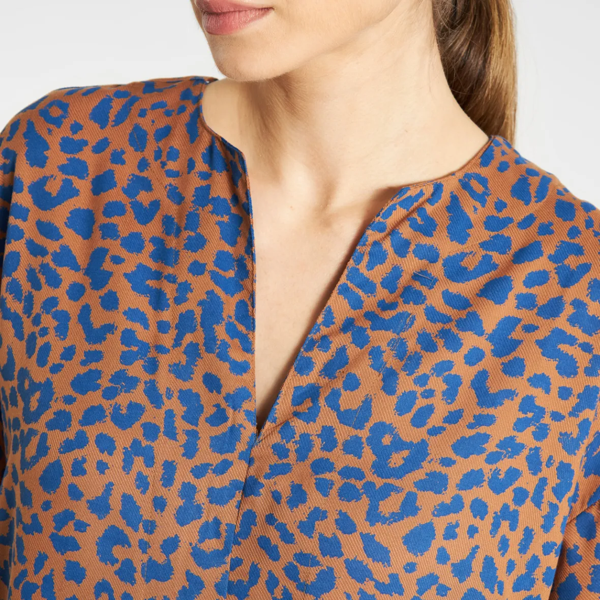 Kaftan Élégant Imprimé Léopard - Teinte Sable pour Femme | Promotion Printemps & Collection Limitée