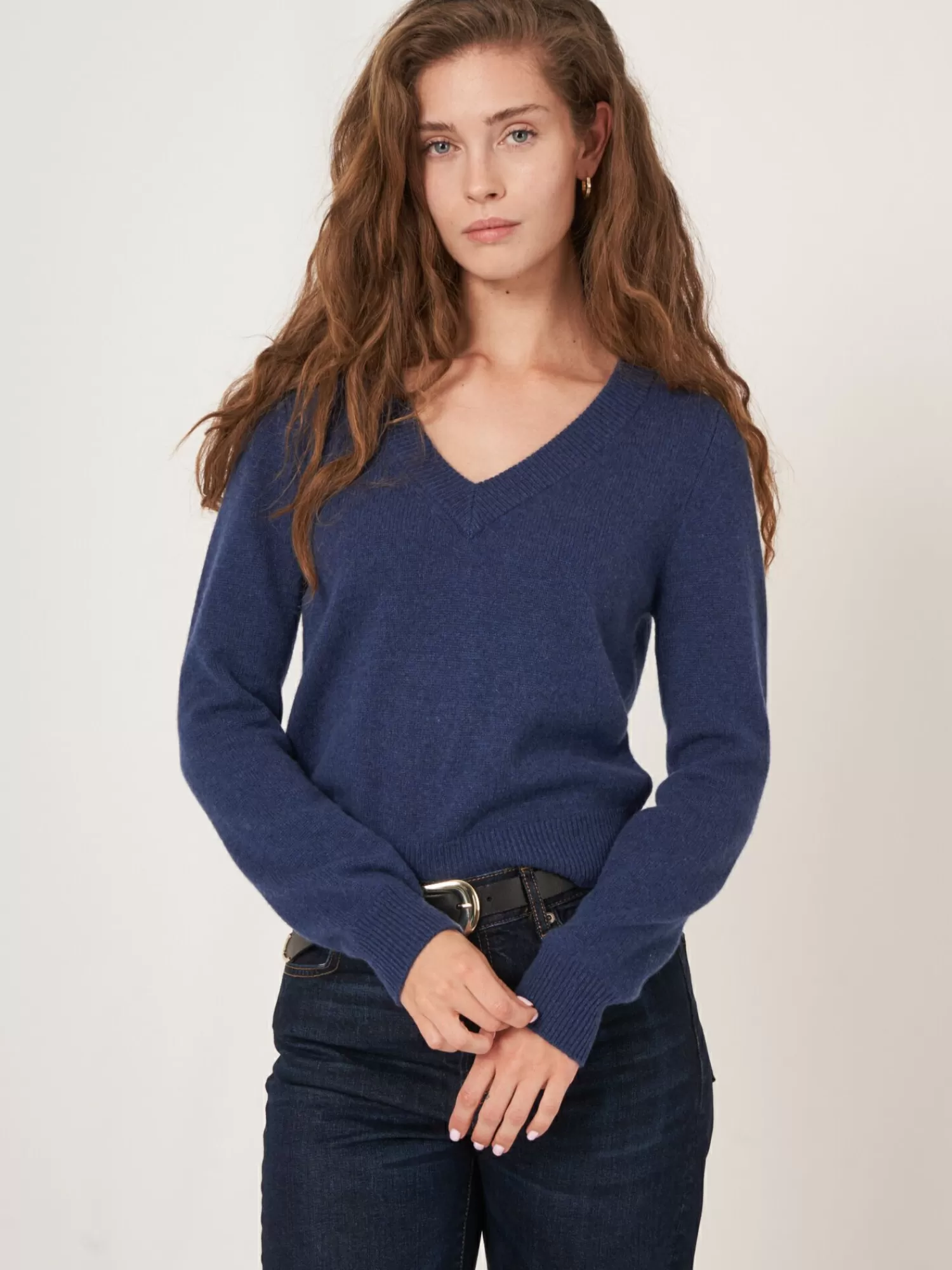 Pull femme en cachemire court col V - Élégance douceur automnale 

Découvrez notre modèle féminin en laine d'exception, coupe cintrée et encolure plongeante. Un essentiel confortable pour vos looks chics